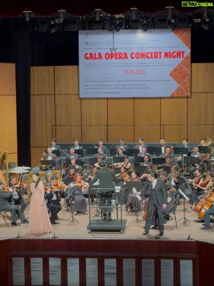 Thanh Hang - 11.4K Likes - Gala Opera Concert Night giữa nghệ sỹ Hàn Quốc & Việt Nam cùng Nhạc Trưởng ( chồng tui 🤪). Đêm nhạc tuyệt vời với quá nhiều cảm xúc được phiêu lưu. Tâm trí được khai mở để rồi bay bổng đến cùng mọi không gian và hình ảnh.
Nay Nhạc Trưởng chở khách Vip đi xem, rồi còn mời nhâm nhi tách trà trước khi coi opera nữa. Kiểu này Nhạc trưởng thâm hụt catxe rồi 🤪
#ThanhHang #TranNhatMinh
