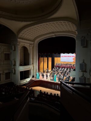 Thanh Hang Instagram - Gala Opera Concert Night giữa nghệ sỹ Hàn Quốc & Việt Nam cùng Nhạc Trưởng ( chồng tui 🤪). Đêm nhạc tuyệt vời với quá nhiều cảm xúc được phiêu lưu. Tâm trí được khai mở để rồi bay bổng đến cùng mọi không gian và hình ảnh.
Nay Nhạc Trưởng chở khách Vip đi xem, rồi còn mời nhâm nhi tách trà trước khi coi opera nữa. Kiểu này Nhạc trưởng thâm hụt catxe rồi 🤪
#ThanhHang #TranNhatMinh