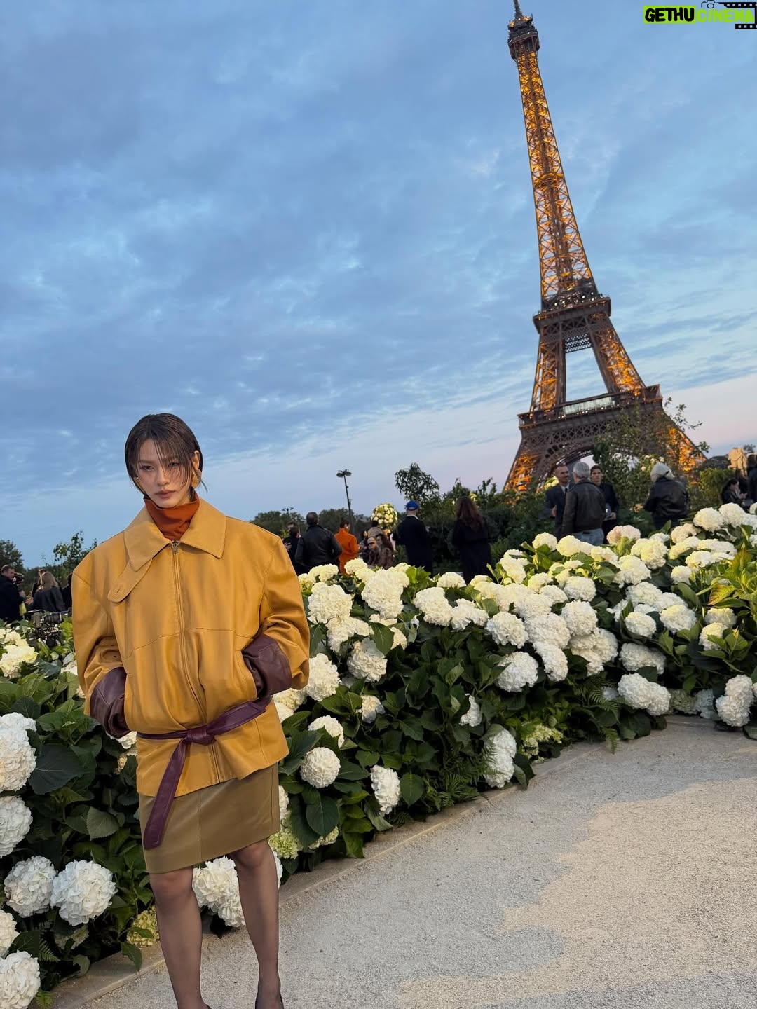 Thasorn Klinnium - 299K Likes - Emiamily in Paris with @ysl 🖤

#SAINTLAURENT #YSL @YSL
#YSLWOMENSUMMERXEMI