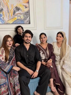 The Rebel Kitten Instagram - ā¢ā¢ Khayr Mabrook From Khan Family š¤šļøš«
.
.
Dumping All My Dils ā„ļøšš«¶
A Day Well Spent With My Mains ALHUMDULILLAH šš¦āØ
.
.
.
#eidaladha #family #photodump #eidday1 #eiduladha #ootd #familypicture #khan #aliakhan š¦