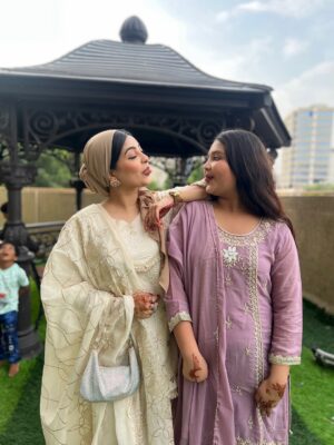 The Rebel Kitten Instagram - ā¢ā¢ Khayr Mabrook From Khan Family š¤šļøš«
.
.
Dumping All My Dils ā„ļøšš«¶
A Day Well Spent With My Mains ALHUMDULILLAH šš¦āØ
.
.
.
#eidaladha #family #photodump #eidday1 #eiduladha #ootd #familypicture #khan #aliakhan š¦