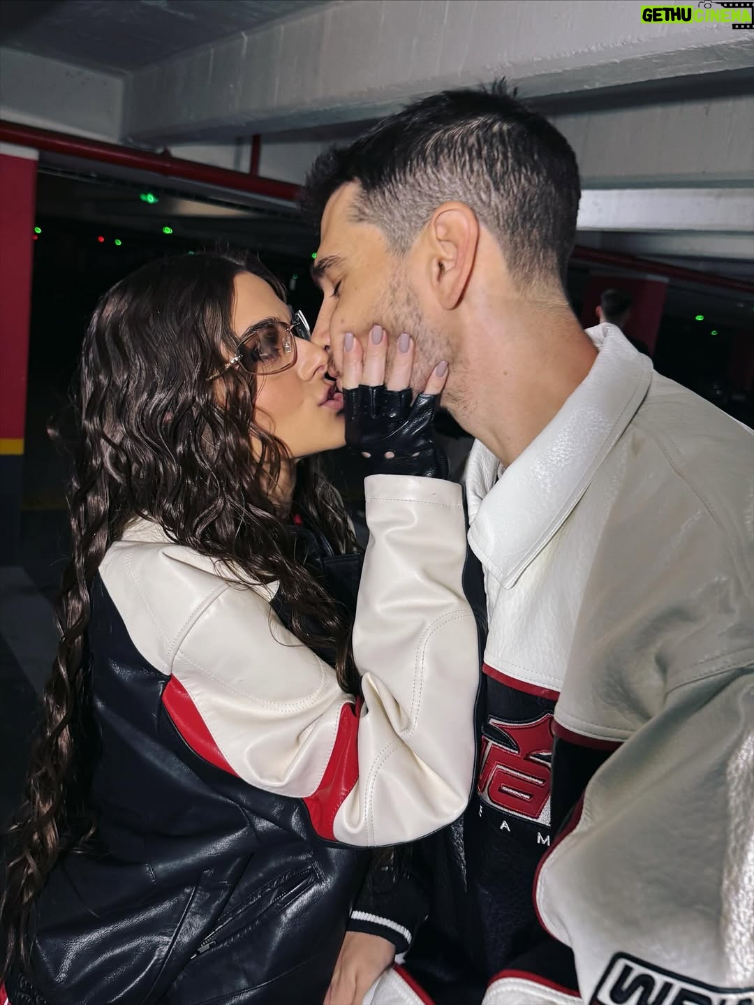 Theo Rose - 93.7K Likes - Am urat filmul „Cursa”.
Vara lui 2024 a fost cea in care abia daca l-am mai vazut pe Anghel.
Intai lunile de pregatire, cand, chiar si acasa, vorbea intruna la telefon.
Apoi filmarile … ziua la „Tatutzu’”, noaptea la „Cursa”.
Am preluat tot ce tinea de Sasha si am tacut.
Desi imi venea sa merg pe platou si sa scot ochi.
Nu l-am vazut niciodata mai obosit, mai irascibil.
Intr-o seara, mi-a facut o surpriza.
Avea o filmare mai usoara, a lasat pe altcineva in loc si am iesit sa mancam impreuna.
Nici n-am apucat sa ne asezam bine, ca a sunat telefonul.
Un accident grav pe platou.
Cineva era sa o pateasca, iar o masina importanta din film fusese distrusa.
Am mancat singura in seara aia.
El nu s-a mai intors.
N-am zis nimic, desi nu e deloc felul meu.
Dar am stiut ca ce avea nevoie atunci era liniste.
Stia cat de greu e sa faci genul asta de film in Romania.
Si s-a dat peste cap sa iasa totul bine.
Sa demonstreze ca exista potential, ca nu e doar despre bani,
ci si despre oameni pasionati si dedicati.
Visul lui a fost sa faca din filmul asta un produs calitativ si sa aveti incredere in munca lui.
Visul meu e ca el sa fie vazut de toata lumea
asa cum il vad eu.

Trebuie sa vedeti „Cursa”.
S-a reusit o treaba al naibii de complicata, care mi-a mancat o vara. 

Marti, 21 octombrie, va astept la cinema in Mall Baneasa, sa vedem impreuna filmul „Cursa”, de la ora 19:00. Pentru Anghel conteaza mult parerea voastra, asa ca va incurajez sa mergeti si sa-i spuneti personal. ♥️🙏🏽

*De pe 24 octombrie puteti vedea filmul in toate cinematografele.