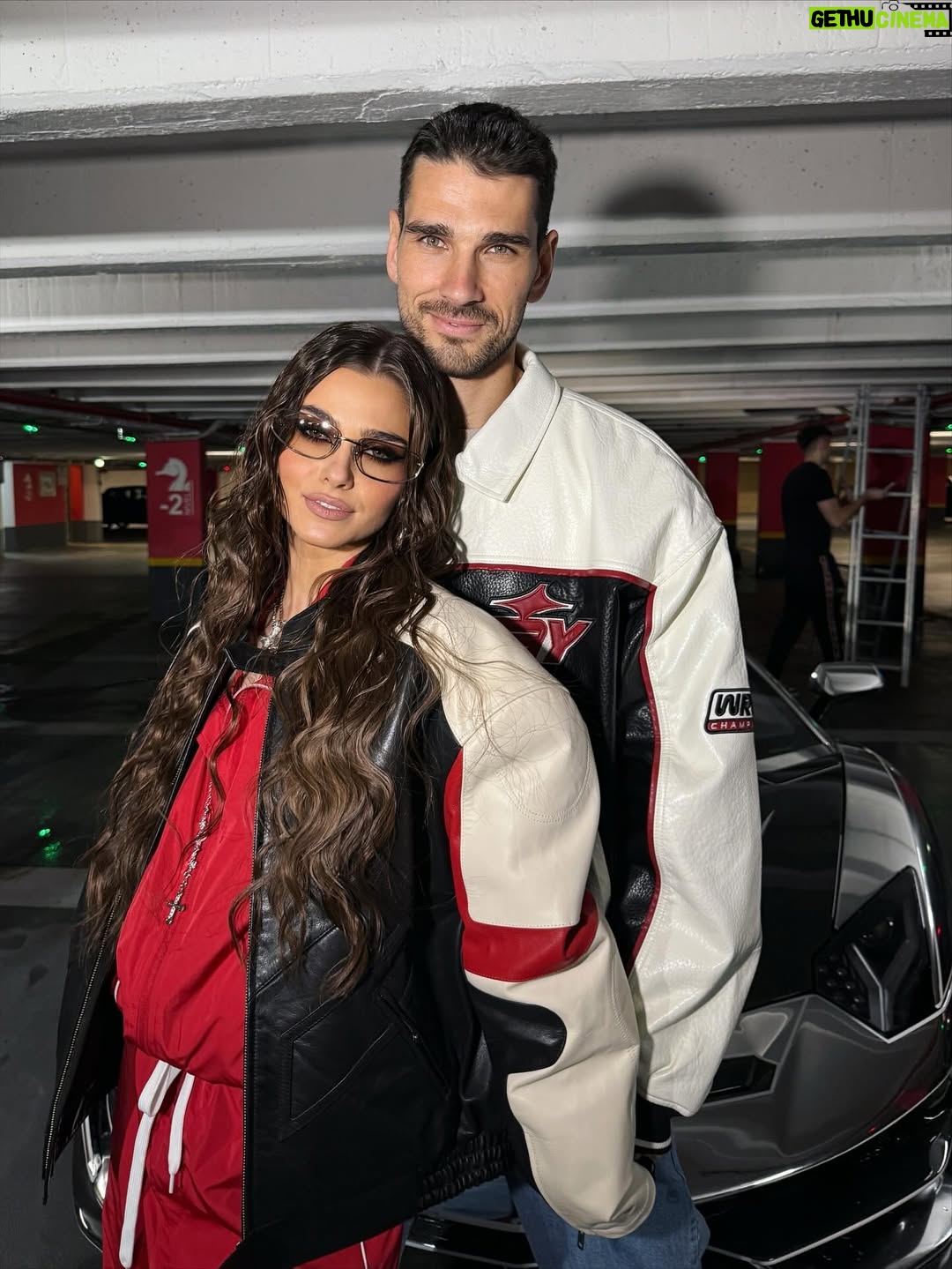 Theo Rose - 93.7K Likes - Am urat filmul „Cursa”.
Vara lui 2024 a fost cea in care abia daca l-am mai vazut pe Anghel.
Intai lunile de pregatire, cand, chiar si acasa, vorbea intruna la telefon.
Apoi filmarile … ziua la „Tatutzu’”, noaptea la „Cursa”.
Am preluat tot ce tinea de Sasha si am tacut.
Desi imi venea sa merg pe platou si sa scot ochi.
Nu l-am vazut niciodata mai obosit, mai irascibil.
Intr-o seara, mi-a facut o surpriza.
Avea o filmare mai usoara, a lasat pe altcineva in loc si am iesit sa mancam impreuna.
Nici n-am apucat sa ne asezam bine, ca a sunat telefonul.
Un accident grav pe platou.
Cineva era sa o pateasca, iar o masina importanta din film fusese distrusa.
Am mancat singura in seara aia.
El nu s-a mai intors.
N-am zis nimic, desi nu e deloc felul meu.
Dar am stiut ca ce avea nevoie atunci era liniste.
Stia cat de greu e sa faci genul asta de film in Romania.
Si s-a dat peste cap sa iasa totul bine.
Sa demonstreze ca exista potential, ca nu e doar despre bani,
ci si despre oameni pasionati si dedicati.
Visul lui a fost sa faca din filmul asta un produs calitativ si sa aveti incredere in munca lui.
Visul meu e ca el sa fie vazut de toata lumea
asa cum il vad eu.

Trebuie sa vedeti „Cursa”.
S-a reusit o treaba al naibii de complicata, care mi-a mancat o vara. 

Marti, 21 octombrie, va astept la cinema in Mall Baneasa, sa vedem impreuna filmul „Cursa”, de la ora 19:00. Pentru Anghel conteaza mult parerea voastra, asa ca va incurajez sa mergeti si sa-i spuneti personal. ♥️🙏🏽

*De pe 24 octombrie puteti vedea filmul in toate cinematografele.