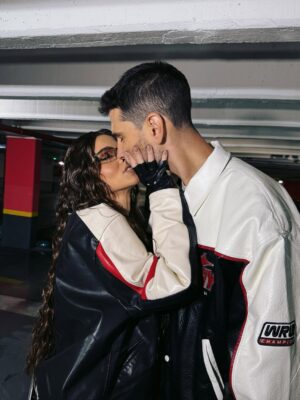 Theo Rose Instagram - Am urat filmul „Cursa”.
Vara lui 2024 a fost cea in care abia daca l-am mai vazut pe Anghel.
Intai lunile de pregatire, cand, chiar si acasa, vorbea intruna la telefon.
Apoi filmarile … ziua la „Tatutzu’”, noaptea la „Cursa”.
Am preluat tot ce tinea de Sasha si am tacut.
Desi imi venea sa merg pe platou si sa scot ochi.
Nu l-am vazut niciodata mai obosit, mai irascibil.
Intr-o seara, mi-a facut o surpriza.
Avea o filmare mai usoara, a lasat pe altcineva in loc si am iesit sa mancam impreuna.
Nici n-am apucat sa ne asezam bine, ca a sunat telefonul.
Un accident grav pe platou.
Cineva era sa o pateasca, iar o masina importanta din film fusese distrusa.
Am mancat singura in seara aia.
El nu s-a mai intors.
N-am zis nimic, desi nu e deloc felul meu.
Dar am stiut ca ce avea nevoie atunci era liniste.
Stia cat de greu e sa faci genul asta de film in Romania.
Si s-a dat peste cap sa iasa totul bine.
Sa demonstreze ca exista potential, ca nu e doar despre bani,
ci si despre oameni pasionati si dedicati.
Visul lui a fost sa faca din filmul asta un produs calitativ si sa aveti incredere in munca lui.
Visul meu e ca el sa fie vazut de toata lumea
asa cum il vad eu.

Trebuie sa vedeti „Cursa”.
S-a reusit o treaba al naibii de complicata, care mi-a mancat o vara. 

Marti, 21 octombrie, va astept la cinema in Mall Baneasa, sa vedem impreuna filmul „Cursa”, de la ora 19:00. Pentru Anghel conteaza mult parerea voastra, asa ca va incurajez sa mergeti si sa-i spuneti personal. ♥️🙏🏽

*De pe 24 octombrie puteti vedea filmul in toate cinematografele.