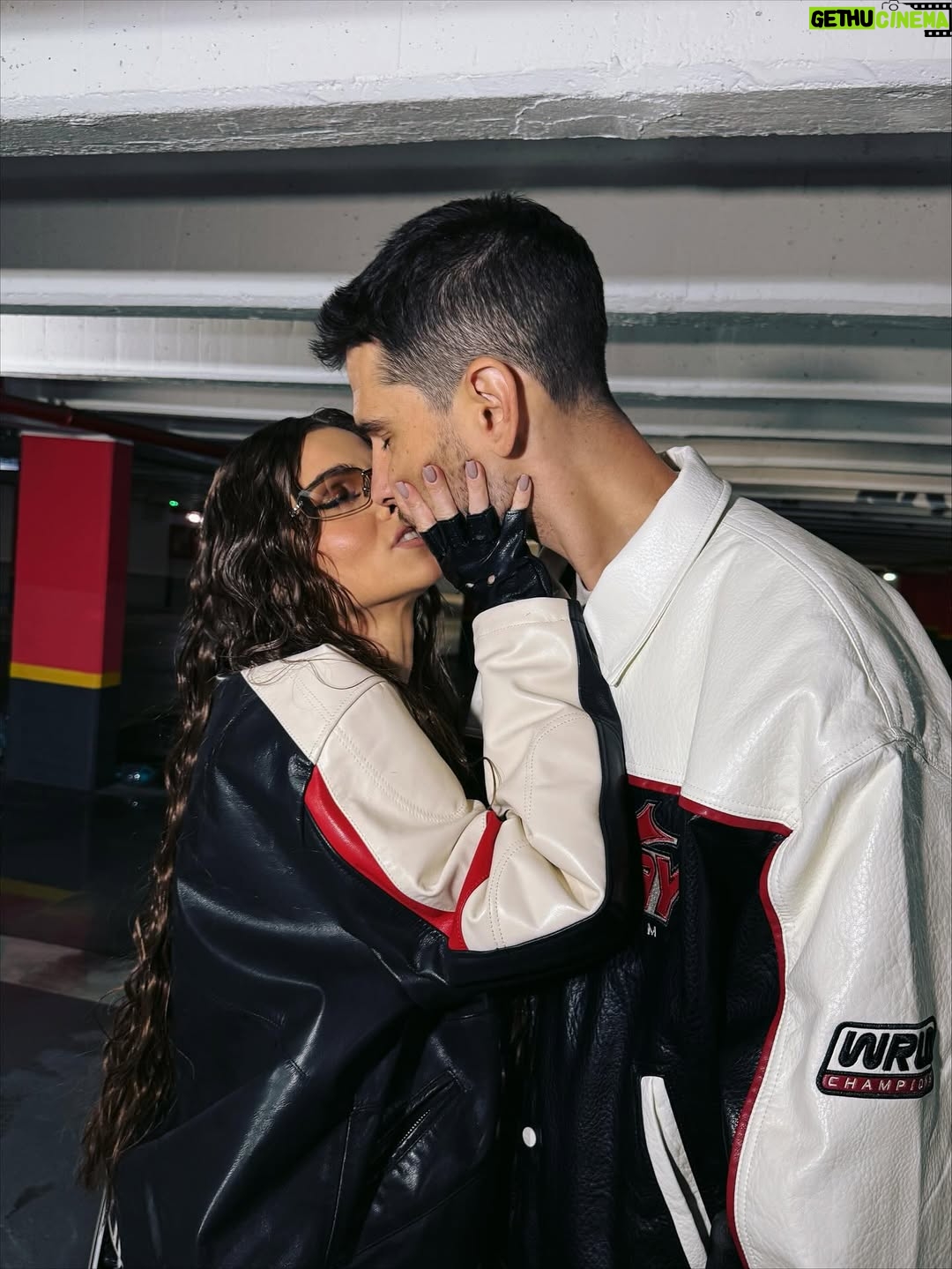 Theo Rose - 93.7K Likes - Am urat filmul „Cursa”.
Vara lui 2024 a fost cea in care abia daca l-am mai vazut pe Anghel.
Intai lunile de pregatire, cand, chiar si acasa, vorbea intruna la telefon.
Apoi filmarile … ziua la „Tatutzu’”, noaptea la „Cursa”.
Am preluat tot ce tinea de Sasha si am tacut.
Desi imi venea sa merg pe platou si sa scot ochi.
Nu l-am vazut niciodata mai obosit, mai irascibil.
Intr-o seara, mi-a facut o surpriza.
Avea o filmare mai usoara, a lasat pe altcineva in loc si am iesit sa mancam impreuna.
Nici n-am apucat sa ne asezam bine, ca a sunat telefonul.
Un accident grav pe platou.
Cineva era sa o pateasca, iar o masina importanta din film fusese distrusa.
Am mancat singura in seara aia.
El nu s-a mai intors.
N-am zis nimic, desi nu e deloc felul meu.
Dar am stiut ca ce avea nevoie atunci era liniste.
Stia cat de greu e sa faci genul asta de film in Romania.
Si s-a dat peste cap sa iasa totul bine.
Sa demonstreze ca exista potential, ca nu e doar despre bani,
ci si despre oameni pasionati si dedicati.
Visul lui a fost sa faca din filmul asta un produs calitativ si sa aveti incredere in munca lui.
Visul meu e ca el sa fie vazut de toata lumea
asa cum il vad eu.

Trebuie sa vedeti „Cursa”.
S-a reusit o treaba al naibii de complicata, care mi-a mancat o vara. 

Marti, 21 octombrie, va astept la cinema in Mall Baneasa, sa vedem impreuna filmul „Cursa”, de la ora 19:00. Pentru Anghel conteaza mult parerea voastra, asa ca va incurajez sa mergeti si sa-i spuneti personal. ♥️🙏🏽

*De pe 24 octombrie puteti vedea filmul in toate cinematografele.