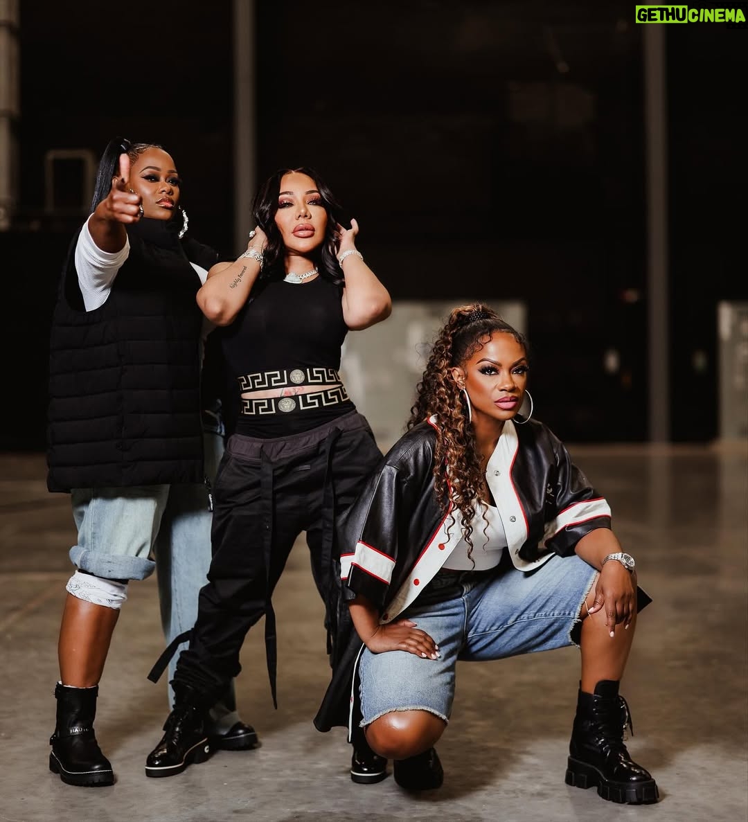 Tiny Harris - 89.7K Likes - Xscape took it back to Xscape in the 90's for Savage21 party last night. Thx for having us Savage @mshannahkang 🎥 @morrisde 
💄 @latashawright got me together & I decided to take it all the way back to 1993 wit the Black hair. I hate a wig but if u gone get one @kensdollhouse is da man!!