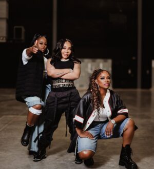 Tiny Harris Instagram - Xscape took it back to Xscape in the 90's for Savage21 party last night. Thx for having us Savage @mshannahkang 🎥 @morrisde 
💄 @latashawright got me together & I decided to take it all the way back to 1993 wit the Black hair. I hate a wig but if u gone get one @kensdollhouse is da man!!