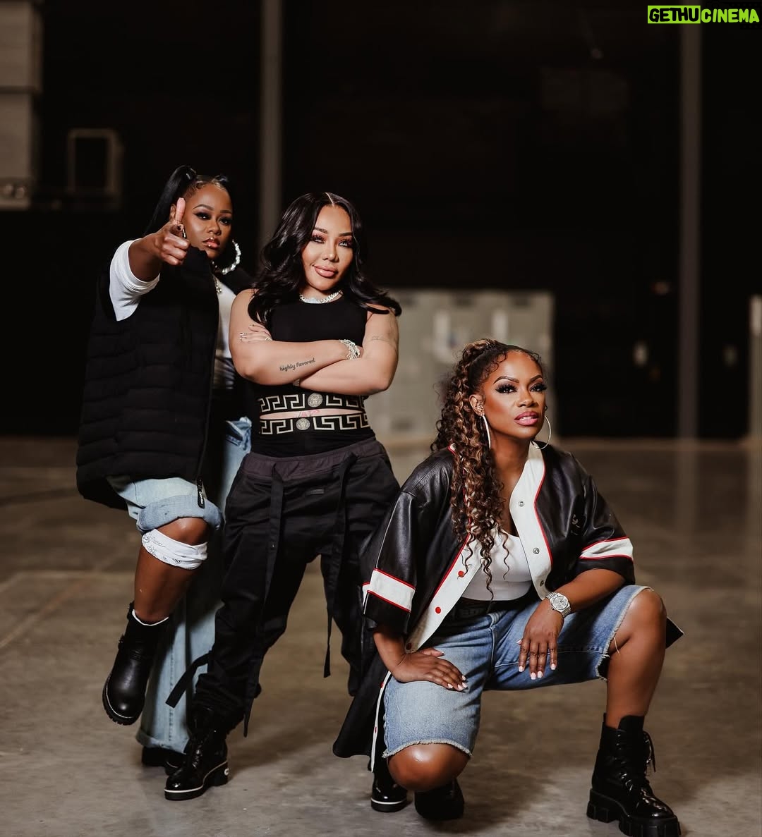 Tiny Harris - 89.7K Likes - Xscape took it back to Xscape in the 90's for Savage21 party last night. Thx for having us Savage @mshannahkang 🎥 @morrisde 
💄 @latashawright got me together & I decided to take it all the way back to 1993 wit the Black hair. I hate a wig but if u gone get one @kensdollhouse is da man!!