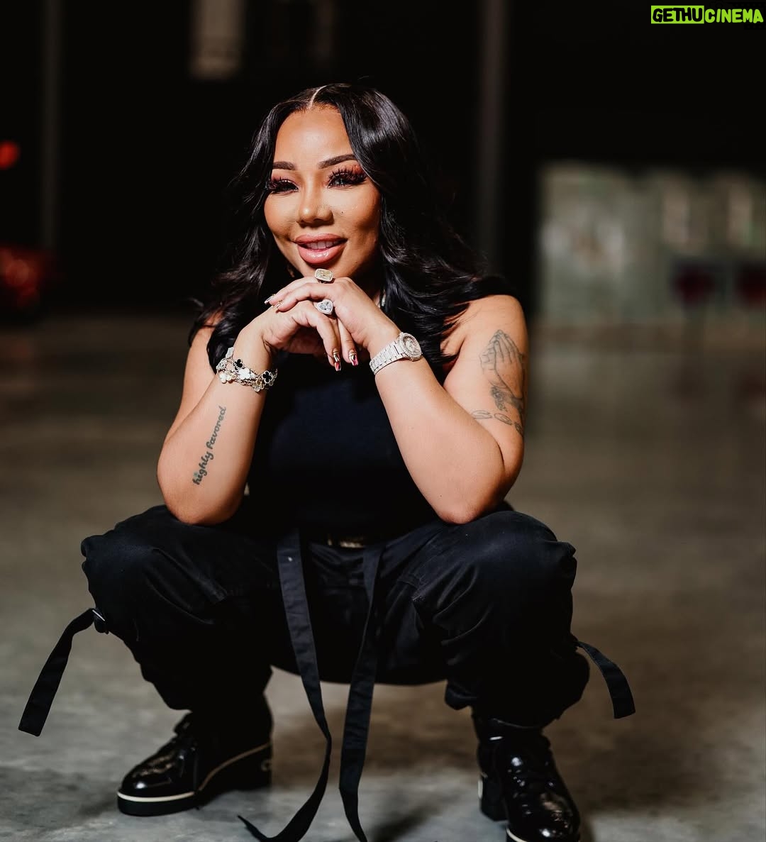 Tiny Harris - 89.7K Likes - Xscape took it back to Xscape in the 90's for Savage21 party last night. Thx for having us Savage @mshannahkang 🎥 @morrisde 
💄 @latashawright got me together & I decided to take it all the way back to 1993 wit the Black hair. I hate a wig but if u gone get one @kensdollhouse is da man!!