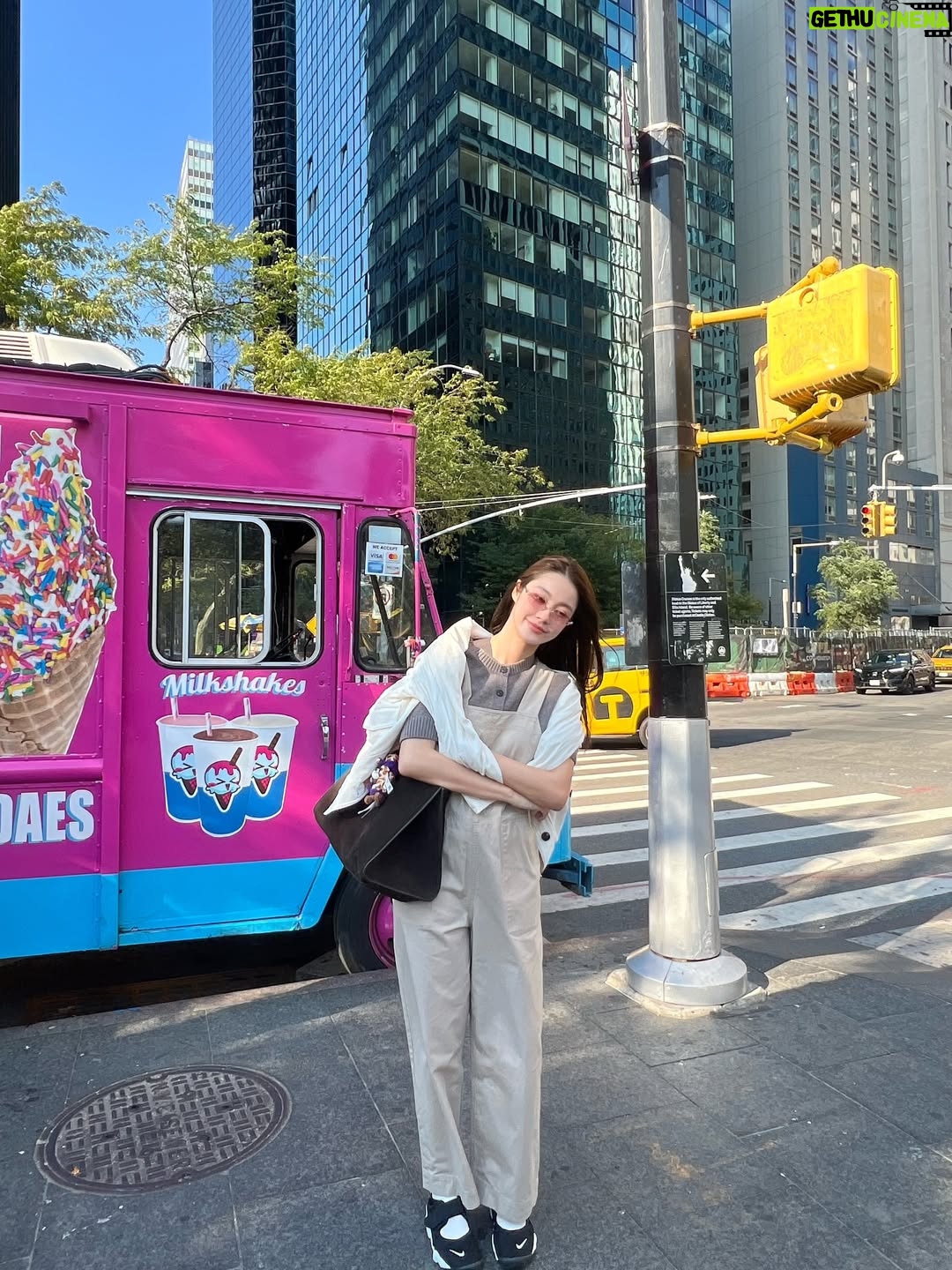Tipnaree Weerawatnodom - 348.2K Likes - Love at first skyline.🗽✨ 

@cosstores 
#COSThailand