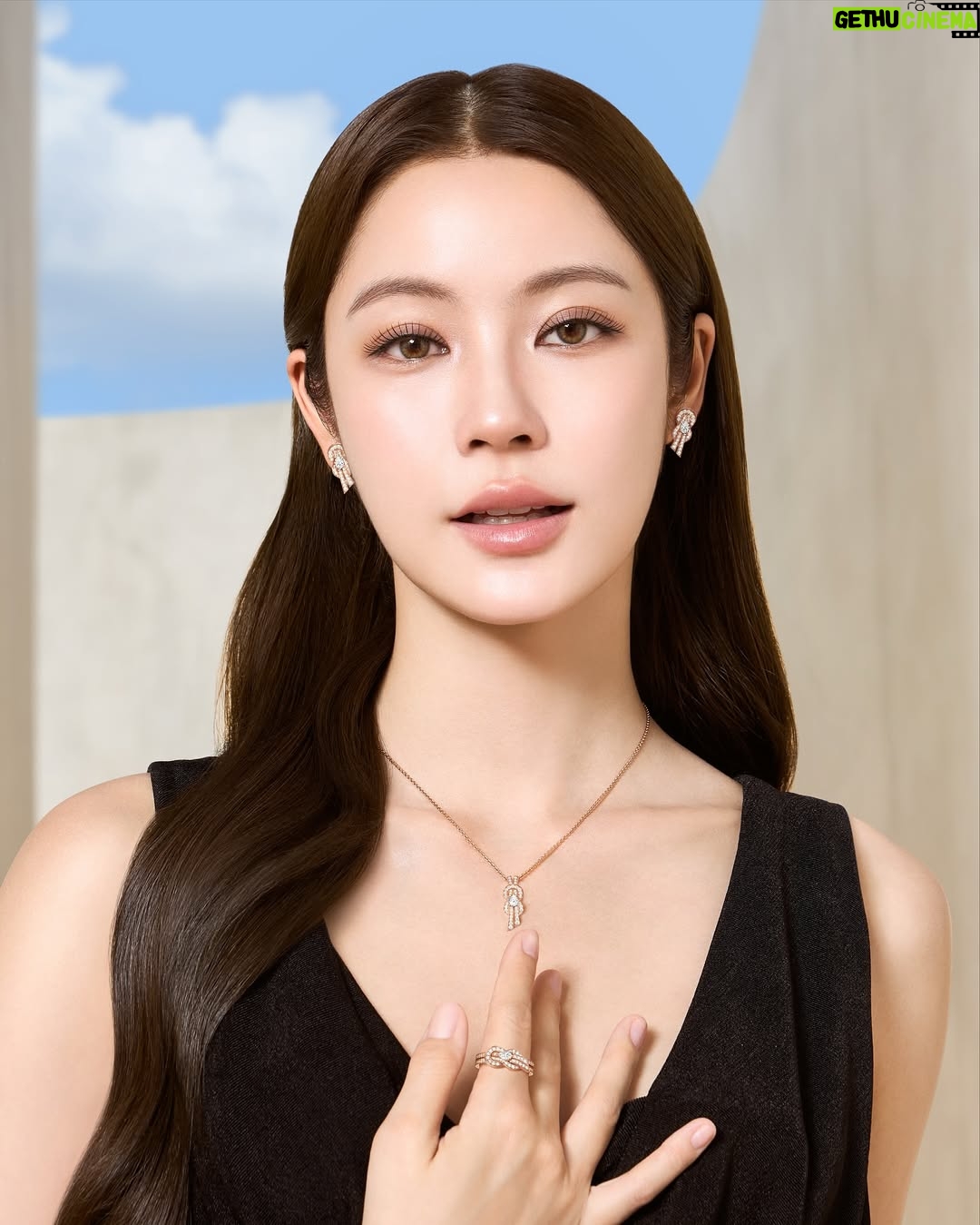 Tipnaree Weerawatnodom - 631.9K Likes - FRED Jewelry illuminates elegance in the redesigned Chance Infinie, allowing our confidence and a touch of luck to shine through✨

@fredjewelry #FREDJewelry #FREDParis #ChanceInfinie