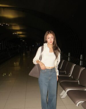Tipnaree Weerawatnodom Instagram - Miss that jet-lag glow. 🫩🍕✨

@cosstores 
#COSThailand