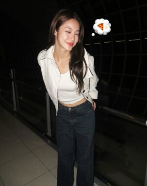 Tipnaree Weerawatnodom Instagram - Miss that jet-lag glow. 🫩🍕✨

@cosstores 
#COSThailand