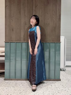 Tomoyo Kurosawa Instagram - アークナイツ　
楽しんでいただけていますか？

最終回に向けて、チェン役の石上静香さんと取材していただきました。
ずったさんにお会いできてとても嬉しかったな。

其処此処で見かけるかと思いますので、是非物語を楽しむ糸口にしていただければと思います。
アークナイツのアニメ製作チームってものすごいんです。
何度も観ていただくの、おすすめです。

ワンピース　@sahara_japon 
　　　　　　@marte_vintage 
イヤリング　@sommet11kuko 
　　　　　　@karhtu_press 
リング、ブレスレット　@warmth.tokyo