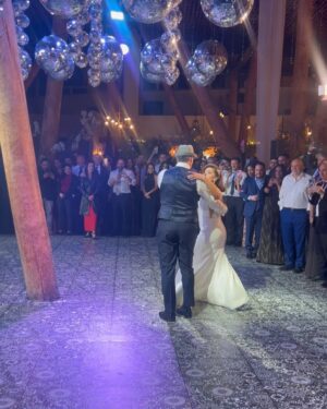 Tonka Tomicic Instagram - Felicidades a los novios! #porsiemprenovios @cg_arroyo @bernardoborgeat ❤️
Gracias por permitirnos acompañarte y verte tan hermosa y radiante Carmen Gloria!!! Fui ayudante de @enriquelopezestudio 💪🏻 y @patomorenomoda  gran experiencia muy emotiva y llena de dicha! Y la frase con que esto queda guardado: solo soy una chica parada frente a un chico, pidiéndole que la ame…