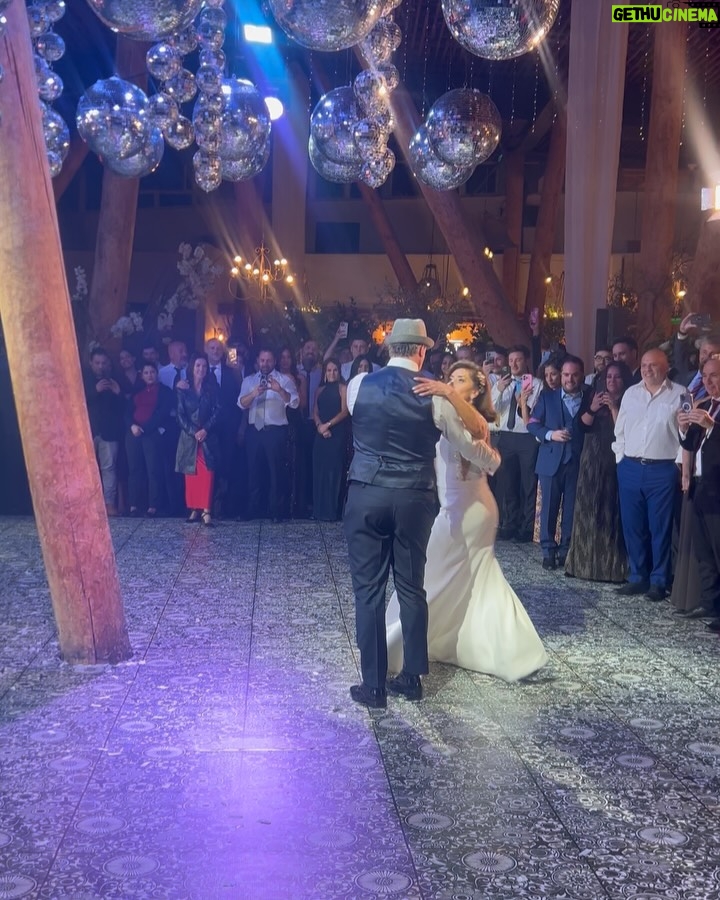 Tonka Tomicic - 53.9K Likes - Felicidades a los novios! #porsiemprenovios @cg_arroyo @bernardoborgeat ❤️
Gracias por permitirnos acompañarte y verte tan hermosa y radiante Carmen Gloria!!! Fui ayudante de @enriquelopezestudio 💪🏻 y @patomorenomoda  gran experiencia muy emotiva y llena de dicha! Y la frase con que esto queda guardado: solo soy una chica parada frente a un chico, pidiéndole que la ame…