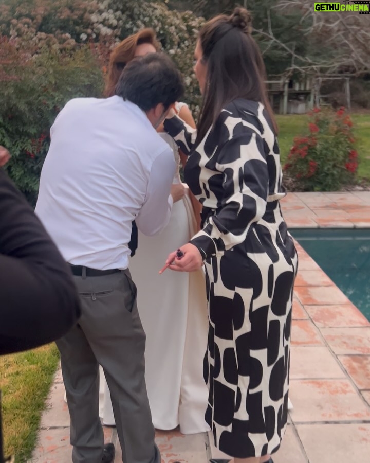 Tonka Tomicic - 53.9K Likes - Felicidades a los novios! #porsiemprenovios @cg_arroyo @bernardoborgeat ❤️
Gracias por permitirnos acompañarte y verte tan hermosa y radiante Carmen Gloria!!! Fui ayudante de @enriquelopezestudio 💪🏻 y @patomorenomoda  gran experiencia muy emotiva y llena de dicha! Y la frase con que esto queda guardado: solo soy una chica parada frente a un chico, pidiéndole que la ame…