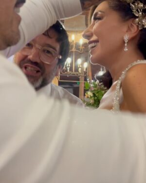 Tonka Tomicic Instagram - Felicidades a los novios! #porsiemprenovios @cg_arroyo @bernardoborgeat ❤️
Gracias por permitirnos acompañarte y verte tan hermosa y radiante Carmen Gloria!!! Fui ayudante de @enriquelopezestudio 💪🏻 y @patomorenomoda  gran experiencia muy emotiva y llena de dicha! Y la frase con que esto queda guardado: solo soy una chica parada frente a un chico, pidiéndole que la ame…