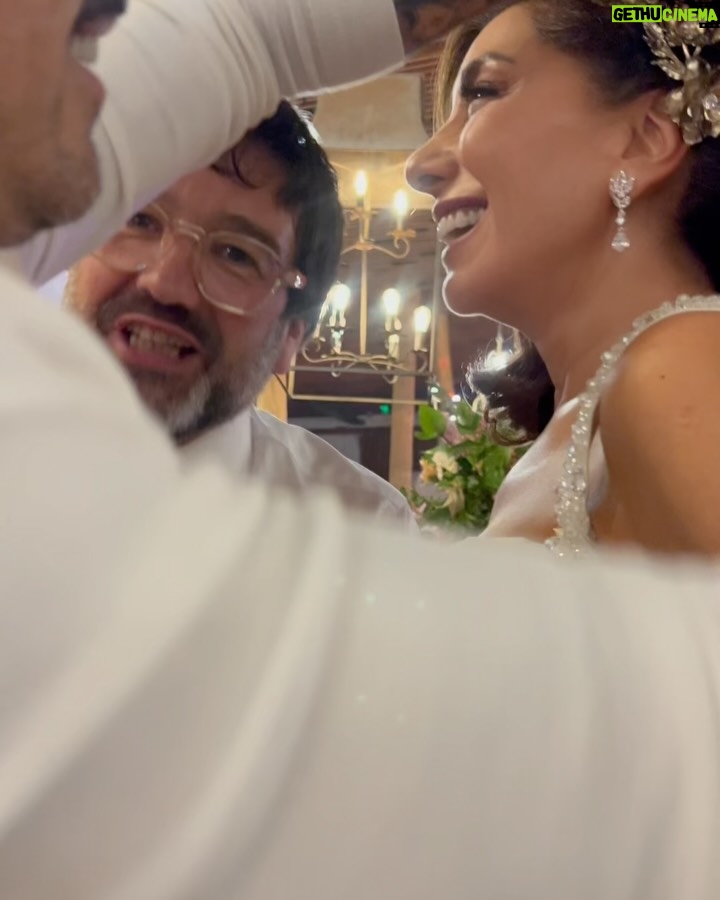 Tonka Tomicic - 53.9K Likes - Felicidades a los novios! #porsiemprenovios @cg_arroyo @bernardoborgeat ❤️
Gracias por permitirnos acompañarte y verte tan hermosa y radiante Carmen Gloria!!! Fui ayudante de @enriquelopezestudio 💪🏻 y @patomorenomoda  gran experiencia muy emotiva y llena de dicha! Y la frase con que esto queda guardado: solo soy una chica parada frente a un chico, pidiéndole que la ame…