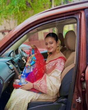 Tonni Laha Roy Instagram - Amar kole jini Dadur prothisthito Tara Maa.
Bolechilam na ekdin golpo ta bolbo,aj tobe boli.
Shyambazar e bari.Bohu purono.Thammar baper bari.kintu dadu sei baritei thakto bhara die,shomman er jonne tokhun kar shomoe 100taka bhara dito,tao prottek mashey dito partona obhab e.3chele meye ar tara maa k niye nicher ekta chotto ghorey thakto.R opore 2to tolae thakto thammar attio.Emon o din geche amar Bapi,jethu r pishi 1ta dim 3bhai bon bhaag kore anondo kore kheyche.Muri batasha r panta bhaat chilo rojkar khawar.Dadu chotto bebsha chalato r thamma violin bajie rojrak korto.Ei diyei choto shongsar kintu shokoler mukhe hashi.
Dadur ek odbhut khomota chilo bole dito parto shobar bhobisshot jeta miley jeto.shei theke dadur prochur bhokto.Mohapurush chilen.Ek obdhut shokti chilo.Dadu bolto shobar bhalo chaile,nijer o bhalo hobe.Nijer hatey Tara Maa protisthito korechilo, Maa er kache eshe bhalo money kichu chaile seta puron kore dae.Shei theke Tara Maa er kache aj o bhir jomey.Dadu Thamma chole jawar por shei bari faka thakeni kokhuno TaraMaa er jonney,roj pujo.shonibar kore bhir jome jeto bhoktoder.Misti r malae bhore utto saaj.
Bapi onek kosto kore shei bari bhenge nijer haatey aj notun kore toiri koreche.Jhor jol bristi rodh kichui maneni,dariye theke nijer purono baritai notun kore gorey tuleche.onek bada esheche.4bochor lege geche aj barita hote.Bari bhangar shomoye Tara maa chole gelo bhokter barite thakte.Shesh du mash amar dadar bari vizag eo ghure elo.Onek badha bipotti perie kal foloharini kali pujoe ato gulo bochor por Tara Maa abar nijer barite phirey elo koley chepe.Amar maa bolechilo jedin asbe shobai sada saree Lal par porey boron kore tulbo.Amar sei kotha mathae chilo.
Tara maa ghoreo dhuklo omaborshar brishti te.Kal saradin brishti te,thik logno portei dhuklo maa boron hoe nijer baritey.
Barir name baba rakhlo “দেবাঙ্গন”
সকলকে স্বাগত জানাই🙏🏻❤️
জয় মা তারা 🌺
26.05.2025