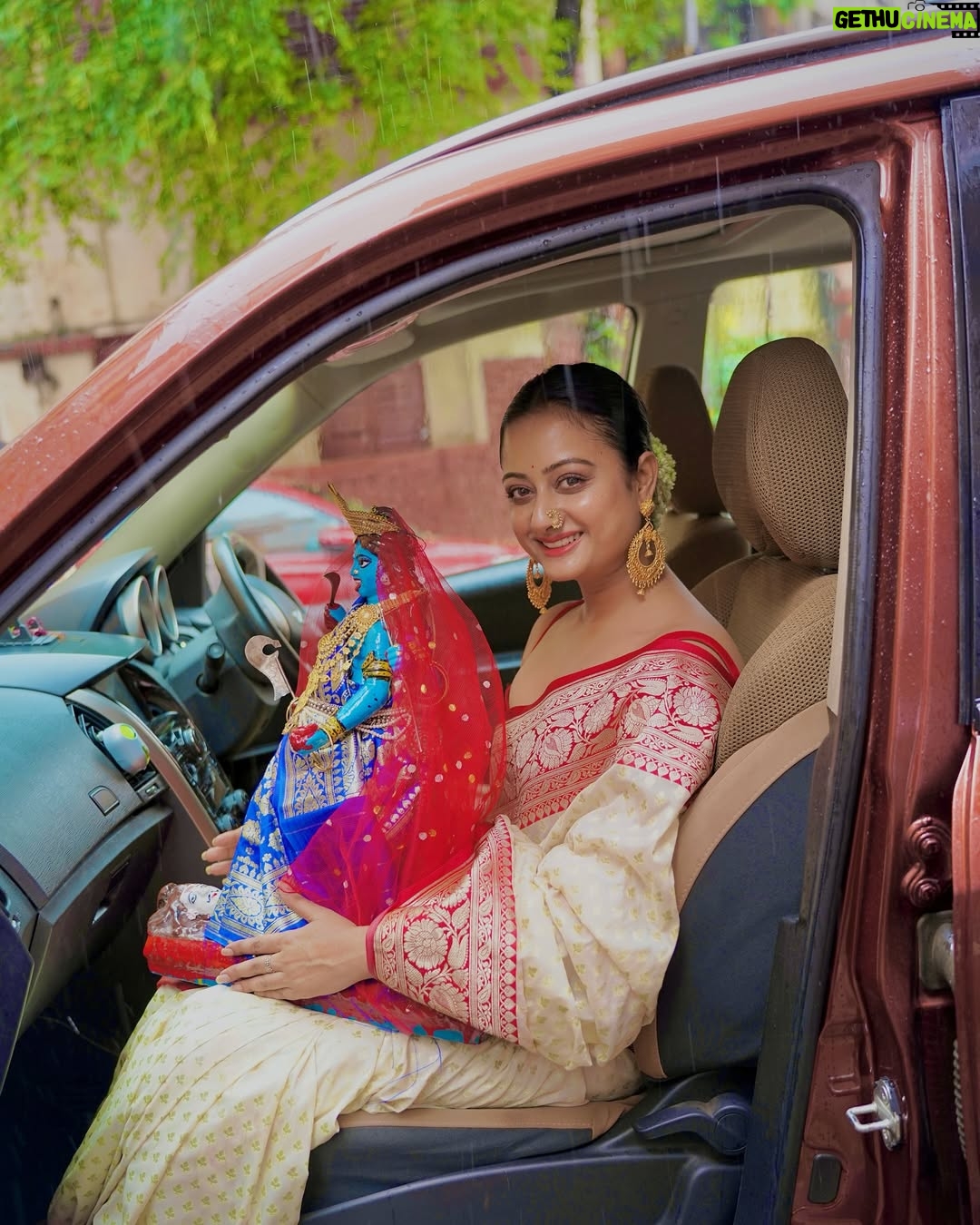 Tonni Laha Roy - 103.2K Likes - Amar kole jini Dadur prothisthito Tara Maa.
Bolechilam na ekdin golpo ta bolbo,aj tobe boli.
Shyambazar e bari.Bohu purono.Thammar baper bari.kintu dadu sei baritei thakto bhara die,shomman er jonne tokhun kar shomoe 100taka bhara dito,tao prottek mashey dito partona obhab e.3chele meye ar tara maa k niye nicher ekta chotto ghorey thakto.R opore 2to tolae thakto thammar attio.Emon o din geche amar Bapi,jethu r pishi 1ta dim 3bhai bon bhaag kore anondo kore kheyche.Muri batasha r panta bhaat chilo rojkar khawar.Dadu chotto bebsha chalato r thamma violin bajie rojrak korto.Ei diyei choto shongsar kintu shokoler mukhe hashi.
Dadur ek odbhut khomota chilo bole dito parto shobar bhobisshot jeta miley jeto.shei theke dadur prochur bhokto.Mohapurush chilen.Ek obdhut shokti chilo.Dadu bolto shobar bhalo chaile,nijer o bhalo hobe.Nijer hatey Tara Maa protisthito korechilo, Maa er kache eshe bhalo money kichu chaile seta puron kore dae.Shei theke Tara Maa er kache aj o bhir jomey.Dadu Thamma chole jawar por shei bari faka thakeni kokhuno TaraMaa er jonney,roj pujo.shonibar kore bhir jome jeto bhoktoder.Misti r malae bhore utto saaj.
Bapi onek kosto kore shei bari bhenge nijer haatey aj notun kore toiri koreche.Jhor jol bristi rodh kichui maneni,dariye theke nijer purono baritai notun kore gorey tuleche.onek bada esheche.4bochor lege geche aj barita hote.Bari bhangar shomoye Tara maa chole gelo bhokter barite thakte.Shesh du mash amar dadar bari vizag eo ghure elo.Onek badha bipotti perie kal foloharini kali pujoe ato gulo bochor por Tara Maa abar nijer barite phirey elo koley chepe.Amar maa bolechilo jedin asbe shobai sada saree Lal par porey boron kore tulbo.Amar sei kotha mathae chilo.
Tara maa ghoreo dhuklo omaborshar brishti te.Kal saradin brishti te,thik logno portei dhuklo maa boron hoe nijer baritey.
Barir name baba rakhlo “দেবাঙ্গন”
সকলকে স্বাগত জানাই🙏🏻❤️
জয় মা তারা 🌺
26.05.2025