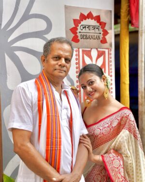 Tonni Laha Roy Instagram - Amar kole jini Dadur prothisthito Tara Maa.
Bolechilam na ekdin golpo ta bolbo,aj tobe boli.
Shyambazar e bari.Bohu purono.Thammar baper bari.kintu dadu sei baritei thakto bhara die,shomman er jonne tokhun kar shomoe 100taka bhara dito,tao prottek mashey dito partona obhab e.3chele meye ar tara maa k niye nicher ekta chotto ghorey thakto.R opore 2to tolae thakto thammar attio.Emon o din geche amar Bapi,jethu r pishi 1ta dim 3bhai bon bhaag kore anondo kore kheyche.Muri batasha r panta bhaat chilo rojkar khawar.Dadu chotto bebsha chalato r thamma violin bajie rojrak korto.Ei diyei choto shongsar kintu shokoler mukhe hashi.
Dadur ek odbhut khomota chilo bole dito parto shobar bhobisshot jeta miley jeto.shei theke dadur prochur bhokto.Mohapurush chilen.Ek obdhut shokti chilo.Dadu bolto shobar bhalo chaile,nijer o bhalo hobe.Nijer hatey Tara Maa protisthito korechilo, Maa er kache eshe bhalo money kichu chaile seta puron kore dae.Shei theke Tara Maa er kache aj o bhir jomey.Dadu Thamma chole jawar por shei bari faka thakeni kokhuno TaraMaa er jonney,roj pujo.shonibar kore bhir jome jeto bhoktoder.Misti r malae bhore utto saaj.
Bapi onek kosto kore shei bari bhenge nijer haatey aj notun kore toiri koreche.Jhor jol bristi rodh kichui maneni,dariye theke nijer purono baritai notun kore gorey tuleche.onek bada esheche.4bochor lege geche aj barita hote.Bari bhangar shomoye Tara maa chole gelo bhokter barite thakte.Shesh du mash amar dadar bari vizag eo ghure elo.Onek badha bipotti perie kal foloharini kali pujoe ato gulo bochor por Tara Maa abar nijer barite phirey elo koley chepe.Amar maa bolechilo jedin asbe shobai sada saree Lal par porey boron kore tulbo.Amar sei kotha mathae chilo.
Tara maa ghoreo dhuklo omaborshar brishti te.Kal saradin brishti te,thik logno portei dhuklo maa boron hoe nijer baritey.
Barir name baba rakhlo “দেবাঙ্গন”
সকলকে স্বাগত জানাই🙏🏻❤️
জয় মা তারা 🌺
26.05.2025