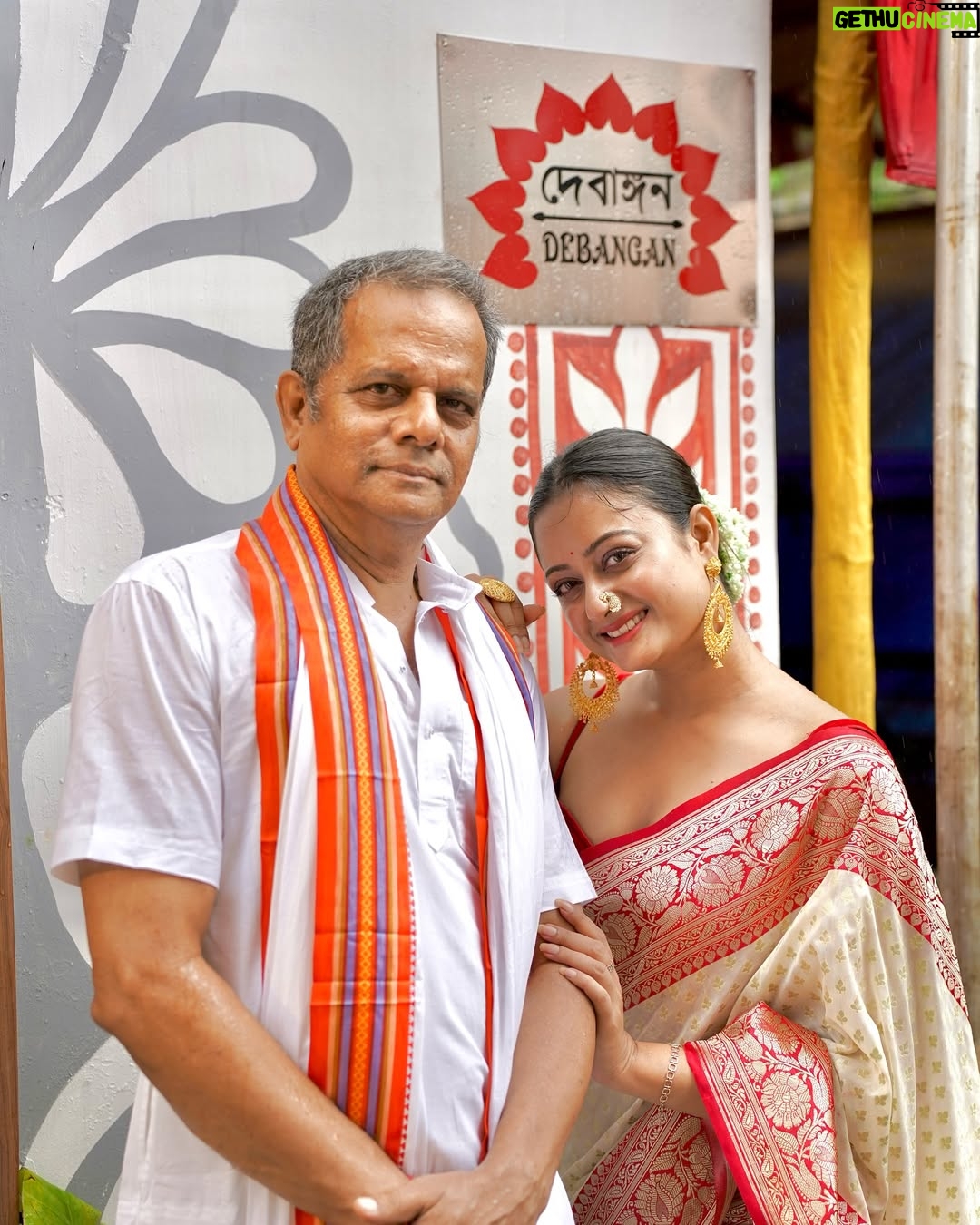 Tonni Laha Roy - 103.2K Likes - Amar kole jini Dadur prothisthito Tara Maa.
Bolechilam na ekdin golpo ta bolbo,aj tobe boli.
Shyambazar e bari.Bohu purono.Thammar baper bari.kintu dadu sei baritei thakto bhara die,shomman er jonne tokhun kar shomoe 100taka bhara dito,tao prottek mashey dito partona obhab e.3chele meye ar tara maa k niye nicher ekta chotto ghorey thakto.R opore 2to tolae thakto thammar attio.Emon o din geche amar Bapi,jethu r pishi 1ta dim 3bhai bon bhaag kore anondo kore kheyche.Muri batasha r panta bhaat chilo rojkar khawar.Dadu chotto bebsha chalato r thamma violin bajie rojrak korto.Ei diyei choto shongsar kintu shokoler mukhe hashi.
Dadur ek odbhut khomota chilo bole dito parto shobar bhobisshot jeta miley jeto.shei theke dadur prochur bhokto.Mohapurush chilen.Ek obdhut shokti chilo.Dadu bolto shobar bhalo chaile,nijer o bhalo hobe.Nijer hatey Tara Maa protisthito korechilo, Maa er kache eshe bhalo money kichu chaile seta puron kore dae.Shei theke Tara Maa er kache aj o bhir jomey.Dadu Thamma chole jawar por shei bari faka thakeni kokhuno TaraMaa er jonney,roj pujo.shonibar kore bhir jome jeto bhoktoder.Misti r malae bhore utto saaj.
Bapi onek kosto kore shei bari bhenge nijer haatey aj notun kore toiri koreche.Jhor jol bristi rodh kichui maneni,dariye theke nijer purono baritai notun kore gorey tuleche.onek bada esheche.4bochor lege geche aj barita hote.Bari bhangar shomoye Tara maa chole gelo bhokter barite thakte.Shesh du mash amar dadar bari vizag eo ghure elo.Onek badha bipotti perie kal foloharini kali pujoe ato gulo bochor por Tara Maa abar nijer barite phirey elo koley chepe.Amar maa bolechilo jedin asbe shobai sada saree Lal par porey boron kore tulbo.Amar sei kotha mathae chilo.
Tara maa ghoreo dhuklo omaborshar brishti te.Kal saradin brishti te,thik logno portei dhuklo maa boron hoe nijer baritey.
Barir name baba rakhlo “দেবাঙ্গন”
সকলকে স্বাগত জানাই🙏🏻❤️
জয় মা তারা 🌺
26.05.2025