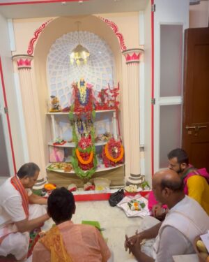 Tonni Laha Roy Instagram - Amar kole jini Dadur prothisthito Tara Maa.
Bolechilam na ekdin golpo ta bolbo,aj tobe boli.
Shyambazar e bari.Bohu purono.Thammar baper bari.kintu dadu sei baritei thakto bhara die,shomman er jonne tokhun kar shomoe 100taka bhara dito,tao prottek mashey dito partona obhab e.3chele meye ar tara maa k niye nicher ekta chotto ghorey thakto.R opore 2to tolae thakto thammar attio.Emon o din geche amar Bapi,jethu r pishi 1ta dim 3bhai bon bhaag kore anondo kore kheyche.Muri batasha r panta bhaat chilo rojkar khawar.Dadu chotto bebsha chalato r thamma violin bajie rojrak korto.Ei diyei choto shongsar kintu shokoler mukhe hashi.
Dadur ek odbhut khomota chilo bole dito parto shobar bhobisshot jeta miley jeto.shei theke dadur prochur bhokto.Mohapurush chilen.Ek obdhut shokti chilo.Dadu bolto shobar bhalo chaile,nijer o bhalo hobe.Nijer hatey Tara Maa protisthito korechilo, Maa er kache eshe bhalo money kichu chaile seta puron kore dae.Shei theke Tara Maa er kache aj o bhir jomey.Dadu Thamma chole jawar por shei bari faka thakeni kokhuno TaraMaa er jonney,roj pujo.shonibar kore bhir jome jeto bhoktoder.Misti r malae bhore utto saaj.
Bapi onek kosto kore shei bari bhenge nijer haatey aj notun kore toiri koreche.Jhor jol bristi rodh kichui maneni,dariye theke nijer purono baritai notun kore gorey tuleche.onek bada esheche.4bochor lege geche aj barita hote.Bari bhangar shomoye Tara maa chole gelo bhokter barite thakte.Shesh du mash amar dadar bari vizag eo ghure elo.Onek badha bipotti perie kal foloharini kali pujoe ato gulo bochor por Tara Maa abar nijer barite phirey elo koley chepe.Amar maa bolechilo jedin asbe shobai sada saree Lal par porey boron kore tulbo.Amar sei kotha mathae chilo.
Tara maa ghoreo dhuklo omaborshar brishti te.Kal saradin brishti te,thik logno portei dhuklo maa boron hoe nijer baritey.
Barir name baba rakhlo “দেবাঙ্গন”
সকলকে স্বাগত জানাই🙏🏻❤️
জয় মা তারা 🌺
26.05.2025