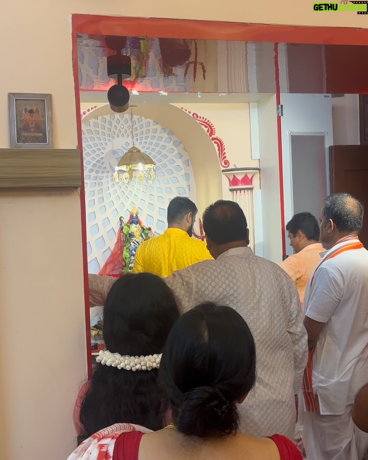 Tonni Laha Roy - 103.2K Likes - Amar kole jini Dadur prothisthito Tara Maa.
Bolechilam na ekdin golpo ta bolbo,aj tobe boli.
Shyambazar e bari.Bohu purono.Thammar baper bari.kintu dadu sei baritei thakto bhara die,shomman er jonne tokhun kar shomoe 100taka bhara dito,tao prottek mashey dito partona obhab e.3chele meye ar tara maa k niye nicher ekta chotto ghorey thakto.R opore 2to tolae thakto thammar attio.Emon o din geche amar Bapi,jethu r pishi 1ta dim 3bhai bon bhaag kore anondo kore kheyche.Muri batasha r panta bhaat chilo rojkar khawar.Dadu chotto bebsha chalato r thamma violin bajie rojrak korto.Ei diyei choto shongsar kintu shokoler mukhe hashi.
Dadur ek odbhut khomota chilo bole dito parto shobar bhobisshot jeta miley jeto.shei theke dadur prochur bhokto.Mohapurush chilen.Ek obdhut shokti chilo.Dadu bolto shobar bhalo chaile,nijer o bhalo hobe.Nijer hatey Tara Maa protisthito korechilo, Maa er kache eshe bhalo money kichu chaile seta puron kore dae.Shei theke Tara Maa er kache aj o bhir jomey.Dadu Thamma chole jawar por shei bari faka thakeni kokhuno TaraMaa er jonney,roj pujo.shonibar kore bhir jome jeto bhoktoder.Misti r malae bhore utto saaj.
Bapi onek kosto kore shei bari bhenge nijer haatey aj notun kore toiri koreche.Jhor jol bristi rodh kichui maneni,dariye theke nijer purono baritai notun kore gorey tuleche.onek bada esheche.4bochor lege geche aj barita hote.Bari bhangar shomoye Tara maa chole gelo bhokter barite thakte.Shesh du mash amar dadar bari vizag eo ghure elo.Onek badha bipotti perie kal foloharini kali pujoe ato gulo bochor por Tara Maa abar nijer barite phirey elo koley chepe.Amar maa bolechilo jedin asbe shobai sada saree Lal par porey boron kore tulbo.Amar sei kotha mathae chilo.
Tara maa ghoreo dhuklo omaborshar brishti te.Kal saradin brishti te,thik logno portei dhuklo maa boron hoe nijer baritey.
Barir name baba rakhlo “দেবাঙ্গন”
সকলকে স্বাগত জানাই🙏🏻❤️
জয় মা তারা 🌺
26.05.2025