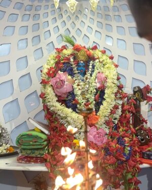 Tonni Laha Roy Instagram - Amar kole jini Dadur prothisthito Tara Maa.
Bolechilam na ekdin golpo ta bolbo,aj tobe boli.
Shyambazar e bari.Bohu purono.Thammar baper bari.kintu dadu sei baritei thakto bhara die,shomman er jonne tokhun kar shomoe 100taka bhara dito,tao prottek mashey dito partona obhab e.3chele meye ar tara maa k niye nicher ekta chotto ghorey thakto.R opore 2to tolae thakto thammar attio.Emon o din geche amar Bapi,jethu r pishi 1ta dim 3bhai bon bhaag kore anondo kore kheyche.Muri batasha r panta bhaat chilo rojkar khawar.Dadu chotto bebsha chalato r thamma violin bajie rojrak korto.Ei diyei choto shongsar kintu shokoler mukhe hashi.
Dadur ek odbhut khomota chilo bole dito parto shobar bhobisshot jeta miley jeto.shei theke dadur prochur bhokto.Mohapurush chilen.Ek obdhut shokti chilo.Dadu bolto shobar bhalo chaile,nijer o bhalo hobe.Nijer hatey Tara Maa protisthito korechilo, Maa er kache eshe bhalo money kichu chaile seta puron kore dae.Shei theke Tara Maa er kache aj o bhir jomey.Dadu Thamma chole jawar por shei bari faka thakeni kokhuno TaraMaa er jonney,roj pujo.shonibar kore bhir jome jeto bhoktoder.Misti r malae bhore utto saaj.
Bapi onek kosto kore shei bari bhenge nijer haatey aj notun kore toiri koreche.Jhor jol bristi rodh kichui maneni,dariye theke nijer purono baritai notun kore gorey tuleche.onek bada esheche.4bochor lege geche aj barita hote.Bari bhangar shomoye Tara maa chole gelo bhokter barite thakte.Shesh du mash amar dadar bari vizag eo ghure elo.Onek badha bipotti perie kal foloharini kali pujoe ato gulo bochor por Tara Maa abar nijer barite phirey elo koley chepe.Amar maa bolechilo jedin asbe shobai sada saree Lal par porey boron kore tulbo.Amar sei kotha mathae chilo.
Tara maa ghoreo dhuklo omaborshar brishti te.Kal saradin brishti te,thik logno portei dhuklo maa boron hoe nijer baritey.
Barir name baba rakhlo “দেবাঙ্গন”
সকলকে স্বাগত জানাই🙏🏻❤️
জয় মা তারা 🌺
26.05.2025