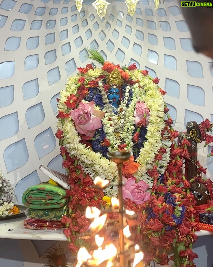 Tonni Laha Roy - 103.2K Likes - Amar kole jini Dadur prothisthito Tara Maa.
Bolechilam na ekdin golpo ta bolbo,aj tobe boli.
Shyambazar e bari.Bohu purono.Thammar baper bari.kintu dadu sei baritei thakto bhara die,shomman er jonne tokhun kar shomoe 100taka bhara dito,tao prottek mashey dito partona obhab e.3chele meye ar tara maa k niye nicher ekta chotto ghorey thakto.R opore 2to tolae thakto thammar attio.Emon o din geche amar Bapi,jethu r pishi 1ta dim 3bhai bon bhaag kore anondo kore kheyche.Muri batasha r panta bhaat chilo rojkar khawar.Dadu chotto bebsha chalato r thamma violin bajie rojrak korto.Ei diyei choto shongsar kintu shokoler mukhe hashi.
Dadur ek odbhut khomota chilo bole dito parto shobar bhobisshot jeta miley jeto.shei theke dadur prochur bhokto.Mohapurush chilen.Ek obdhut shokti chilo.Dadu bolto shobar bhalo chaile,nijer o bhalo hobe.Nijer hatey Tara Maa protisthito korechilo, Maa er kache eshe bhalo money kichu chaile seta puron kore dae.Shei theke Tara Maa er kache aj o bhir jomey.Dadu Thamma chole jawar por shei bari faka thakeni kokhuno TaraMaa er jonney,roj pujo.shonibar kore bhir jome jeto bhoktoder.Misti r malae bhore utto saaj.
Bapi onek kosto kore shei bari bhenge nijer haatey aj notun kore toiri koreche.Jhor jol bristi rodh kichui maneni,dariye theke nijer purono baritai notun kore gorey tuleche.onek bada esheche.4bochor lege geche aj barita hote.Bari bhangar shomoye Tara maa chole gelo bhokter barite thakte.Shesh du mash amar dadar bari vizag eo ghure elo.Onek badha bipotti perie kal foloharini kali pujoe ato gulo bochor por Tara Maa abar nijer barite phirey elo koley chepe.Amar maa bolechilo jedin asbe shobai sada saree Lal par porey boron kore tulbo.Amar sei kotha mathae chilo.
Tara maa ghoreo dhuklo omaborshar brishti te.Kal saradin brishti te,thik logno portei dhuklo maa boron hoe nijer baritey.
Barir name baba rakhlo “দেবাঙ্গন”
সকলকে স্বাগত জানাই🙏🏻❤️
জয় মা তারা 🌺
26.05.2025