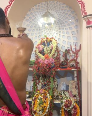 Tonni Laha Roy Instagram - Amar kole jini Dadur prothisthito Tara Maa.
Bolechilam na ekdin golpo ta bolbo,aj tobe boli.
Shyambazar e bari.Bohu purono.Thammar baper bari.kintu dadu sei baritei thakto bhara die,shomman er jonne tokhun kar shomoe 100taka bhara dito,tao prottek mashey dito partona obhab e.3chele meye ar tara maa k niye nicher ekta chotto ghorey thakto.R opore 2to tolae thakto thammar attio.Emon o din geche amar Bapi,jethu r pishi 1ta dim 3bhai bon bhaag kore anondo kore kheyche.Muri batasha r panta bhaat chilo rojkar khawar.Dadu chotto bebsha chalato r thamma violin bajie rojrak korto.Ei diyei choto shongsar kintu shokoler mukhe hashi.
Dadur ek odbhut khomota chilo bole dito parto shobar bhobisshot jeta miley jeto.shei theke dadur prochur bhokto.Mohapurush chilen.Ek obdhut shokti chilo.Dadu bolto shobar bhalo chaile,nijer o bhalo hobe.Nijer hatey Tara Maa protisthito korechilo, Maa er kache eshe bhalo money kichu chaile seta puron kore dae.Shei theke Tara Maa er kache aj o bhir jomey.Dadu Thamma chole jawar por shei bari faka thakeni kokhuno TaraMaa er jonney,roj pujo.shonibar kore bhir jome jeto bhoktoder.Misti r malae bhore utto saaj.
Bapi onek kosto kore shei bari bhenge nijer haatey aj notun kore toiri koreche.Jhor jol bristi rodh kichui maneni,dariye theke nijer purono baritai notun kore gorey tuleche.onek bada esheche.4bochor lege geche aj barita hote.Bari bhangar shomoye Tara maa chole gelo bhokter barite thakte.Shesh du mash amar dadar bari vizag eo ghure elo.Onek badha bipotti perie kal foloharini kali pujoe ato gulo bochor por Tara Maa abar nijer barite phirey elo koley chepe.Amar maa bolechilo jedin asbe shobai sada saree Lal par porey boron kore tulbo.Amar sei kotha mathae chilo.
Tara maa ghoreo dhuklo omaborshar brishti te.Kal saradin brishti te,thik logno portei dhuklo maa boron hoe nijer baritey.
Barir name baba rakhlo “দেবাঙ্গন”
সকলকে স্বাগত জানাই🙏🏻❤️
জয় মা তারা 🌺
26.05.2025
