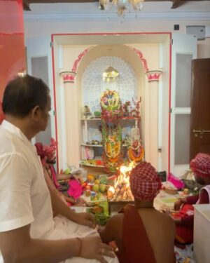 Tonni Laha Roy Instagram - Amar kole jini Dadur prothisthito Tara Maa.
Bolechilam na ekdin golpo ta bolbo,aj tobe boli.
Shyambazar e bari.Bohu purono.Thammar baper bari.kintu dadu sei baritei thakto bhara die,shomman er jonne tokhun kar shomoe 100taka bhara dito,tao prottek mashey dito partona obhab e.3chele meye ar tara maa k niye nicher ekta chotto ghorey thakto.R opore 2to tolae thakto thammar attio.Emon o din geche amar Bapi,jethu r pishi 1ta dim 3bhai bon bhaag kore anondo kore kheyche.Muri batasha r panta bhaat chilo rojkar khawar.Dadu chotto bebsha chalato r thamma violin bajie rojrak korto.Ei diyei choto shongsar kintu shokoler mukhe hashi.
Dadur ek odbhut khomota chilo bole dito parto shobar bhobisshot jeta miley jeto.shei theke dadur prochur bhokto.Mohapurush chilen.Ek obdhut shokti chilo.Dadu bolto shobar bhalo chaile,nijer o bhalo hobe.Nijer hatey Tara Maa protisthito korechilo, Maa er kache eshe bhalo money kichu chaile seta puron kore dae.Shei theke Tara Maa er kache aj o bhir jomey.Dadu Thamma chole jawar por shei bari faka thakeni kokhuno TaraMaa er jonney,roj pujo.shonibar kore bhir jome jeto bhoktoder.Misti r malae bhore utto saaj.
Bapi onek kosto kore shei bari bhenge nijer haatey aj notun kore toiri koreche.Jhor jol bristi rodh kichui maneni,dariye theke nijer purono baritai notun kore gorey tuleche.onek bada esheche.4bochor lege geche aj barita hote.Bari bhangar shomoye Tara maa chole gelo bhokter barite thakte.Shesh du mash amar dadar bari vizag eo ghure elo.Onek badha bipotti perie kal foloharini kali pujoe ato gulo bochor por Tara Maa abar nijer barite phirey elo koley chepe.Amar maa bolechilo jedin asbe shobai sada saree Lal par porey boron kore tulbo.Amar sei kotha mathae chilo.
Tara maa ghoreo dhuklo omaborshar brishti te.Kal saradin brishti te,thik logno portei dhuklo maa boron hoe nijer baritey.
Barir name baba rakhlo “দেবাঙ্গন”
সকলকে স্বাগত জানাই🙏🏻❤️
জয় মা তারা 🌺
26.05.2025
