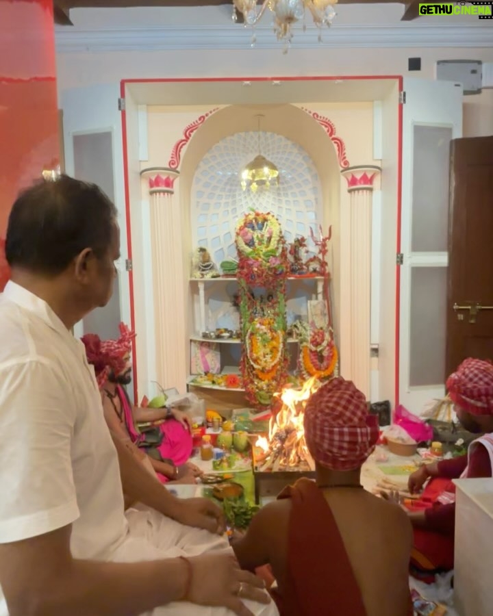 Tonni Laha Roy - 103.2K Likes - Amar kole jini Dadur prothisthito Tara Maa.
Bolechilam na ekdin golpo ta bolbo,aj tobe boli.
Shyambazar e bari.Bohu purono.Thammar baper bari.kintu dadu sei baritei thakto bhara die,shomman er jonne tokhun kar shomoe 100taka bhara dito,tao prottek mashey dito partona obhab e.3chele meye ar tara maa k niye nicher ekta chotto ghorey thakto.R opore 2to tolae thakto thammar attio.Emon o din geche amar Bapi,jethu r pishi 1ta dim 3bhai bon bhaag kore anondo kore kheyche.Muri batasha r panta bhaat chilo rojkar khawar.Dadu chotto bebsha chalato r thamma violin bajie rojrak korto.Ei diyei choto shongsar kintu shokoler mukhe hashi.
Dadur ek odbhut khomota chilo bole dito parto shobar bhobisshot jeta miley jeto.shei theke dadur prochur bhokto.Mohapurush chilen.Ek obdhut shokti chilo.Dadu bolto shobar bhalo chaile,nijer o bhalo hobe.Nijer hatey Tara Maa protisthito korechilo, Maa er kache eshe bhalo money kichu chaile seta puron kore dae.Shei theke Tara Maa er kache aj o bhir jomey.Dadu Thamma chole jawar por shei bari faka thakeni kokhuno TaraMaa er jonney,roj pujo.shonibar kore bhir jome jeto bhoktoder.Misti r malae bhore utto saaj.
Bapi onek kosto kore shei bari bhenge nijer haatey aj notun kore toiri koreche.Jhor jol bristi rodh kichui maneni,dariye theke nijer purono baritai notun kore gorey tuleche.onek bada esheche.4bochor lege geche aj barita hote.Bari bhangar shomoye Tara maa chole gelo bhokter barite thakte.Shesh du mash amar dadar bari vizag eo ghure elo.Onek badha bipotti perie kal foloharini kali pujoe ato gulo bochor por Tara Maa abar nijer barite phirey elo koley chepe.Amar maa bolechilo jedin asbe shobai sada saree Lal par porey boron kore tulbo.Amar sei kotha mathae chilo.
Tara maa ghoreo dhuklo omaborshar brishti te.Kal saradin brishti te,thik logno portei dhuklo maa boron hoe nijer baritey.
Barir name baba rakhlo “দেবাঙ্গন”
সকলকে স্বাগত জানাই🙏🏻❤️
জয় মা তারা 🌺
26.05.2025