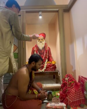 Tonni Laha Roy Instagram - Amar kole jini Dadur prothisthito Tara Maa.
Bolechilam na ekdin golpo ta bolbo,aj tobe boli.
Shyambazar e bari.Bohu purono.Thammar baper bari.kintu dadu sei baritei thakto bhara die,shomman er jonne tokhun kar shomoe 100taka bhara dito,tao prottek mashey dito partona obhab e.3chele meye ar tara maa k niye nicher ekta chotto ghorey thakto.R opore 2to tolae thakto thammar attio.Emon o din geche amar Bapi,jethu r pishi 1ta dim 3bhai bon bhaag kore anondo kore kheyche.Muri batasha r panta bhaat chilo rojkar khawar.Dadu chotto bebsha chalato r thamma violin bajie rojrak korto.Ei diyei choto shongsar kintu shokoler mukhe hashi.
Dadur ek odbhut khomota chilo bole dito parto shobar bhobisshot jeta miley jeto.shei theke dadur prochur bhokto.Mohapurush chilen.Ek obdhut shokti chilo.Dadu bolto shobar bhalo chaile,nijer o bhalo hobe.Nijer hatey Tara Maa protisthito korechilo, Maa er kache eshe bhalo money kichu chaile seta puron kore dae.Shei theke Tara Maa er kache aj o bhir jomey.Dadu Thamma chole jawar por shei bari faka thakeni kokhuno TaraMaa er jonney,roj pujo.shonibar kore bhir jome jeto bhoktoder.Misti r malae bhore utto saaj.
Bapi onek kosto kore shei bari bhenge nijer haatey aj notun kore toiri koreche.Jhor jol bristi rodh kichui maneni,dariye theke nijer purono baritai notun kore gorey tuleche.onek bada esheche.4bochor lege geche aj barita hote.Bari bhangar shomoye Tara maa chole gelo bhokter barite thakte.Shesh du mash amar dadar bari vizag eo ghure elo.Onek badha bipotti perie kal foloharini kali pujoe ato gulo bochor por Tara Maa abar nijer barite phirey elo koley chepe.Amar maa bolechilo jedin asbe shobai sada saree Lal par porey boron kore tulbo.Amar sei kotha mathae chilo.
Tara maa ghoreo dhuklo omaborshar brishti te.Kal saradin brishti te,thik logno portei dhuklo maa boron hoe nijer baritey.
Barir name baba rakhlo “দেবাঙ্গন”
সকলকে স্বাগত জানাই🙏🏻❤️
জয় মা তারা 🌺
26.05.2025
