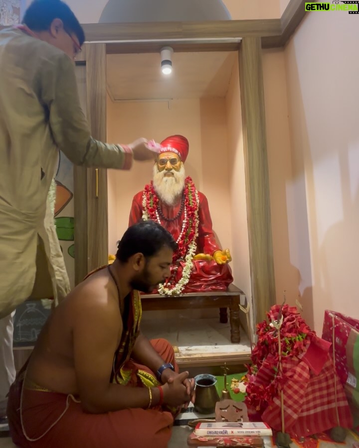 Tonni Laha Roy - 103.2K Likes - Amar kole jini Dadur prothisthito Tara Maa.
Bolechilam na ekdin golpo ta bolbo,aj tobe boli.
Shyambazar e bari.Bohu purono.Thammar baper bari.kintu dadu sei baritei thakto bhara die,shomman er jonne tokhun kar shomoe 100taka bhara dito,tao prottek mashey dito partona obhab e.3chele meye ar tara maa k niye nicher ekta chotto ghorey thakto.R opore 2to tolae thakto thammar attio.Emon o din geche amar Bapi,jethu r pishi 1ta dim 3bhai bon bhaag kore anondo kore kheyche.Muri batasha r panta bhaat chilo rojkar khawar.Dadu chotto bebsha chalato r thamma violin bajie rojrak korto.Ei diyei choto shongsar kintu shokoler mukhe hashi.
Dadur ek odbhut khomota chilo bole dito parto shobar bhobisshot jeta miley jeto.shei theke dadur prochur bhokto.Mohapurush chilen.Ek obdhut shokti chilo.Dadu bolto shobar bhalo chaile,nijer o bhalo hobe.Nijer hatey Tara Maa protisthito korechilo, Maa er kache eshe bhalo money kichu chaile seta puron kore dae.Shei theke Tara Maa er kache aj o bhir jomey.Dadu Thamma chole jawar por shei bari faka thakeni kokhuno TaraMaa er jonney,roj pujo.shonibar kore bhir jome jeto bhoktoder.Misti r malae bhore utto saaj.
Bapi onek kosto kore shei bari bhenge nijer haatey aj notun kore toiri koreche.Jhor jol bristi rodh kichui maneni,dariye theke nijer purono baritai notun kore gorey tuleche.onek bada esheche.4bochor lege geche aj barita hote.Bari bhangar shomoye Tara maa chole gelo bhokter barite thakte.Shesh du mash amar dadar bari vizag eo ghure elo.Onek badha bipotti perie kal foloharini kali pujoe ato gulo bochor por Tara Maa abar nijer barite phirey elo koley chepe.Amar maa bolechilo jedin asbe shobai sada saree Lal par porey boron kore tulbo.Amar sei kotha mathae chilo.
Tara maa ghoreo dhuklo omaborshar brishti te.Kal saradin brishti te,thik logno portei dhuklo maa boron hoe nijer baritey.
Barir name baba rakhlo “দেবাঙ্গন”
সকলকে স্বাগত জানাই🙏🏻❤️
জয় মা তারা 🌺
26.05.2025