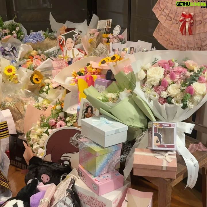 Tontawan Tantivejakul - 525.6K Likes - พี่บัณฑิต🤘🏻🐈‍⬛ thank you everyone!:))) tuty is very happy🫡🫡😆😆😆😆🩷🩷🩷🫶🏻💓💓💓

Special thanks to @sculpturebangkok p’ @pynjiradarakul p’ @peatrs for this cute photobooth na kaaa🫶🏻