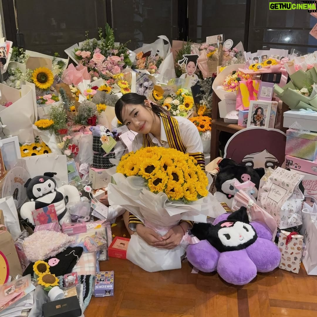 Tontawan Tantivejakul - 525.6K Likes - พี่บัณฑิต🤘🏻🐈‍⬛ thank you everyone!:))) tuty is very happy🫡🫡😆😆😆😆🩷🩷🩷🫶🏻💓💓💓

Special thanks to @sculpturebangkok p’ @pynjiradarakul p’ @peatrs for this cute photobooth na kaaa🫶🏻