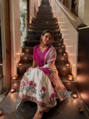 Tripti Dimri Instagram - Lights..love…and a little bit of magic..🌸Happy Diwali 🪔✨