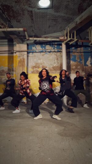 Tushita Shrivastav Instagram - golmaal gang 👊🏽
shoutout this this group for bringing this vision to life (and this was the first time they had danced together??) had a blast thakarke-ing with yall ✨ can’t wait to teach this choreo in july!!
dancers: @pramoda_b @sreyacherukuri @sehajss @chintanm22
CLASS DEETS:
july 9th 8-10 pm
sign up @ dancewithtushita.com
🎥 @do.it.prod (yall killed it!!)