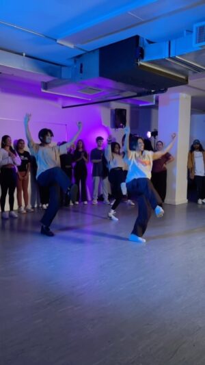 Tushita Shrivastav Instagram - 🎠👩🏽🚓
when @karanaujla_official wins a @thejunoawards you gotta dance it out to celebrate 🤩
next bhangra fusion workshop
4/24 @ 8 PM
LIMITED EARLY BIRD TIX !!!
dc: @tushita.shrivastav
dancers: @farazzledazzle @trishasharmaa_
vid creds @savsalud