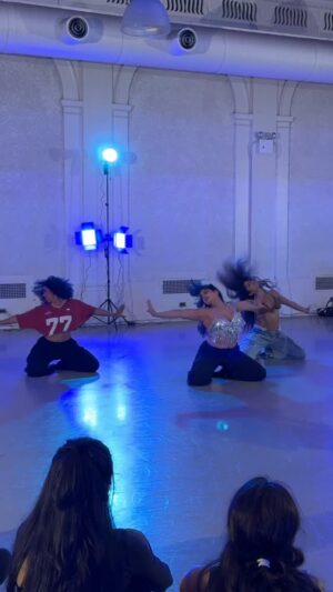 Tushita Shrivastav Instagram - Zara Zara ✨ A NYC vibe in class for @riasaraf_ 💕
Dancing with fam @tushita.shrivastav @vinihazari
📍NYC
@desidancefest