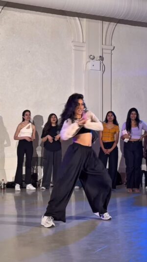 Tushita Shrivastav Instagram - thank you for 3 sold out rounds of lazy lamhe - the fact that teaching class can make even one soul feel lighter & more confident in themselves, is a blessing 🙏🏽 to be able to have a room filled with kindness and love is way more than i could’ve ever asked for - love you 3000 nyc ❤️
🎥 @_manuu_____ ✨