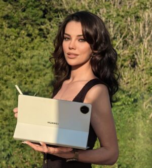 Tuvana Türkay Instagram - Yeni #HuaweiMatePadPro 12.2” belli ki yeni sezona hazırlanırken en yakın arkadaşım olacak.💃🏻 Hem bir tablet hafifliğinde hem de benim için bilgisayar kadar işlevsel 🤍 
@huaweimobiletr #isbirliği