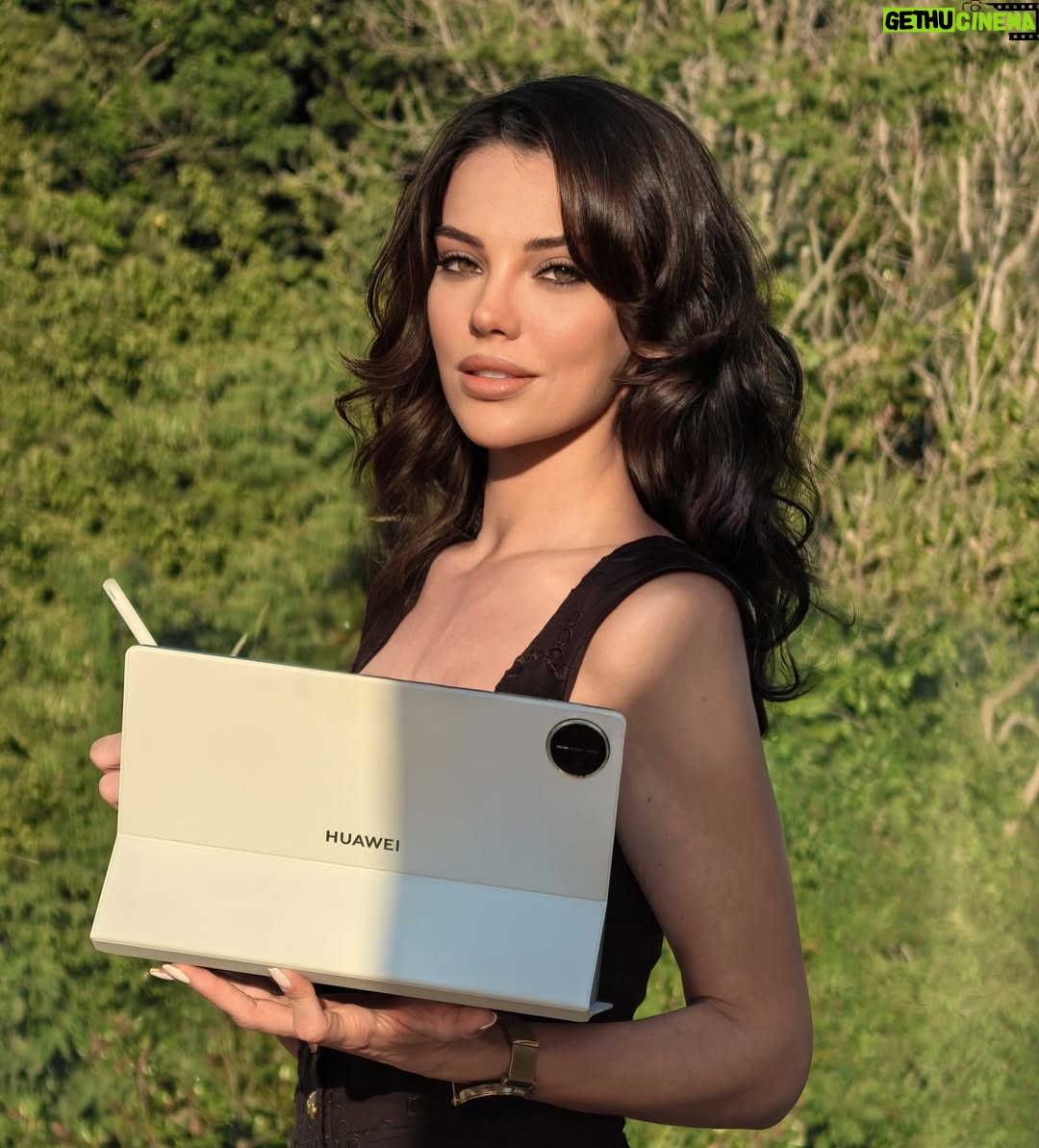 Tuvana Türkay - 167.3K Likes - Yeni #HuaweiMatePadPro 12.2” belli ki yeni sezona hazırlanırken en yakın arkadaşım olacak.💃🏻 Hem bir tablet hafifliğinde hem de benim için bilgisayar kadar işlevsel 🤍 
@huaweimobiletr #isbirliği