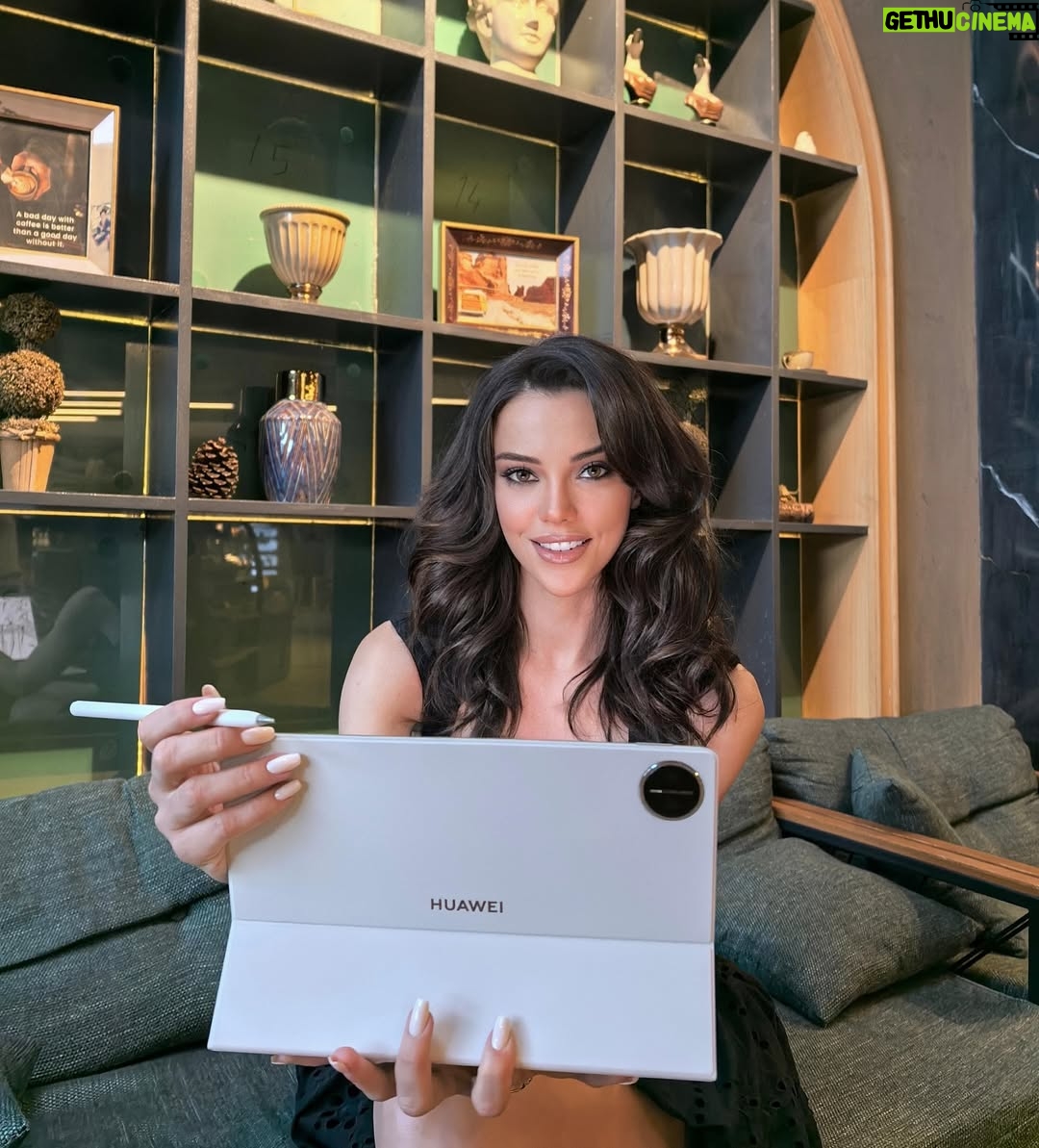Tuvana Türkay - 167.3K Likes - Yeni #HuaweiMatePadPro 12.2” belli ki yeni sezona hazırlanırken en yakın arkadaşım olacak.💃🏻 Hem bir tablet hafifliğinde hem de benim için bilgisayar kadar işlevsel 🤍 
@huaweimobiletr #isbirliği