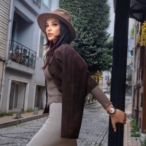 Tuvana Türkay Instagram - Günüm sahnede başlıyor, prova aralarında koşuşturmayla devam ediyor. Neyse ki #huaweiwatch5 her tempoya ayak uyduruyor.Zarif olduğu kadar güçlü. 

#işbirliği