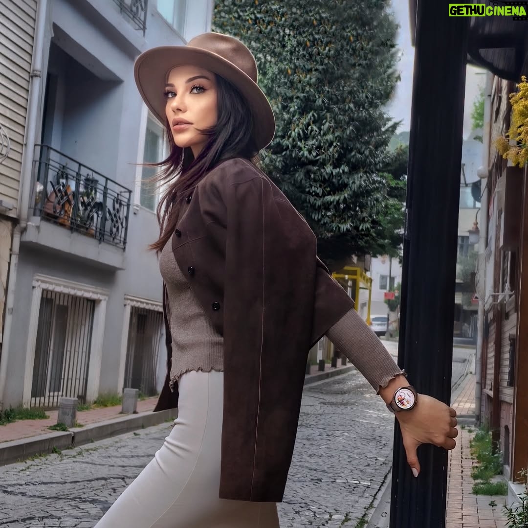Tuvana Türkay - 153K Likes - Günüm sahnede başlıyor, prova aralarında koşuşturmayla devam ediyor. Neyse ki #huaweiwatch5 her tempoya ayak uyduruyor.Zarif olduğu kadar güçlü. 

#işbirliği