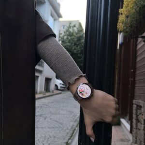 Tuvana Türkay Instagram - Günüm sahnede başlıyor, prova aralarında koşuşturmayla devam ediyor. Neyse ki #huaweiwatch5 her tempoya ayak uyduruyor.Zarif olduğu kadar güçlü. 

#işbirliği