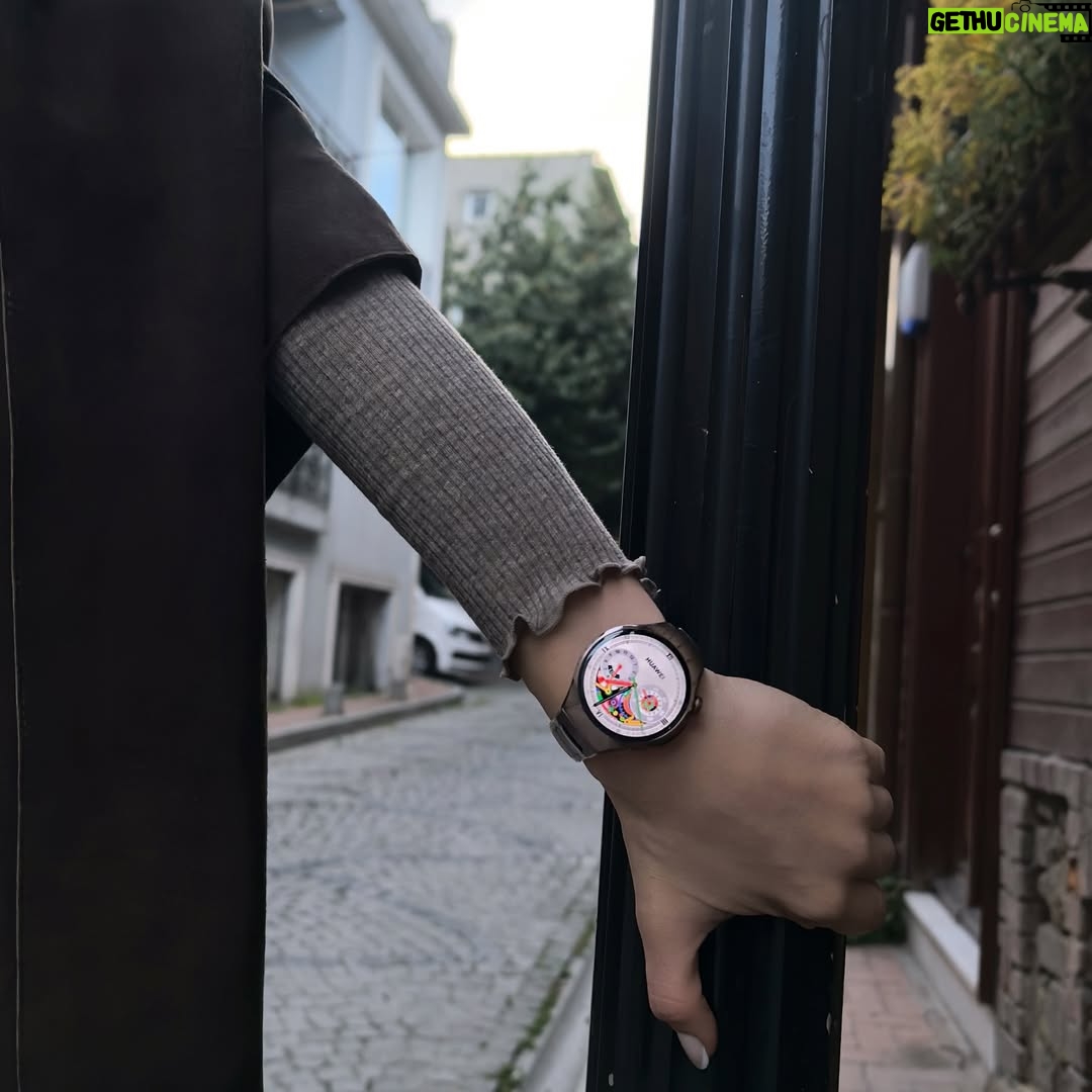Tuvana Türkay - 153K Likes - Günüm sahnede başlıyor, prova aralarında koşuşturmayla devam ediyor. Neyse ki #huaweiwatch5 her tempoya ayak uyduruyor.Zarif olduğu kadar güçlü. 

#işbirliği